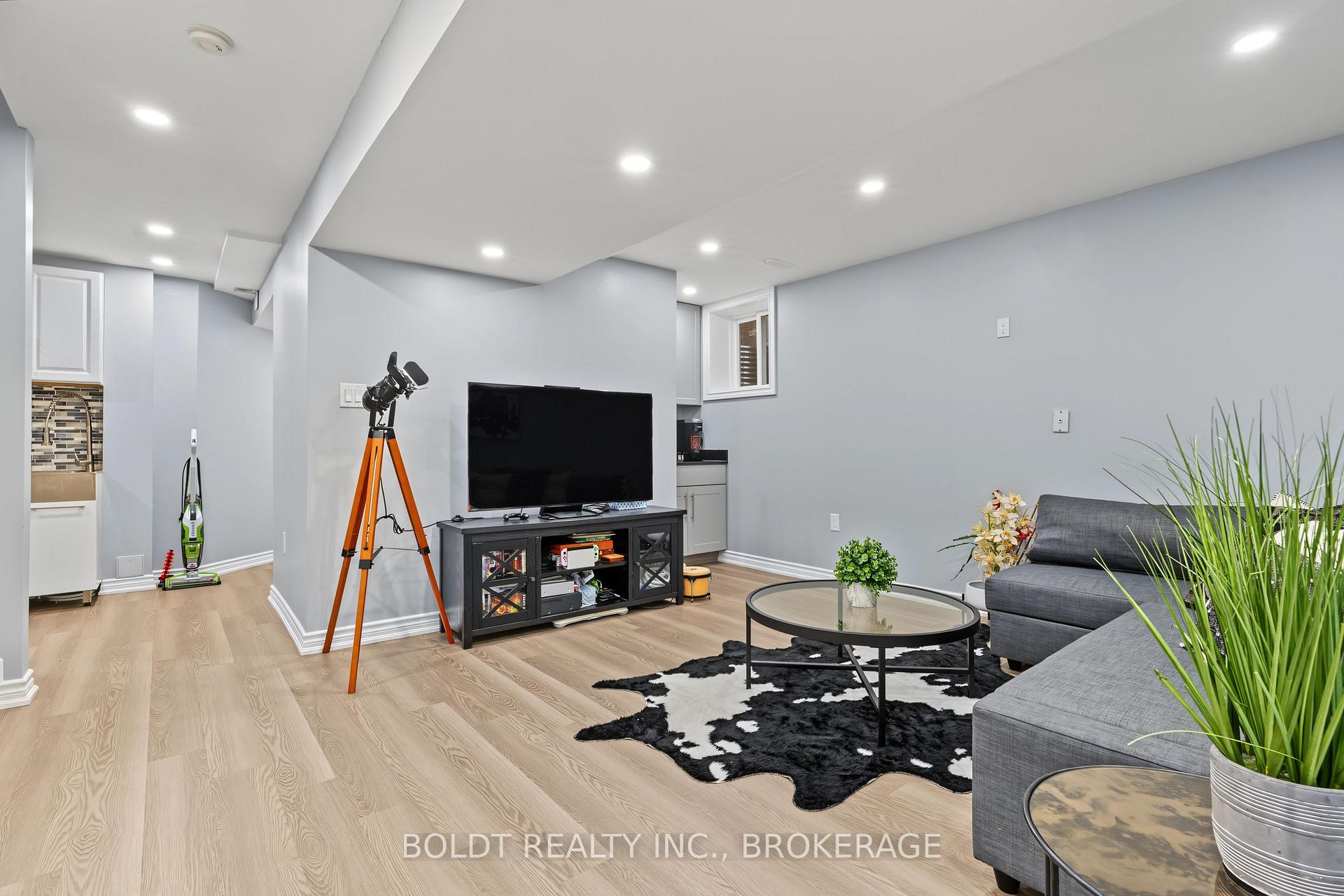 Photo 31 of 17 Valridge Drive, Hamilton, Ancaster — HOMEH
