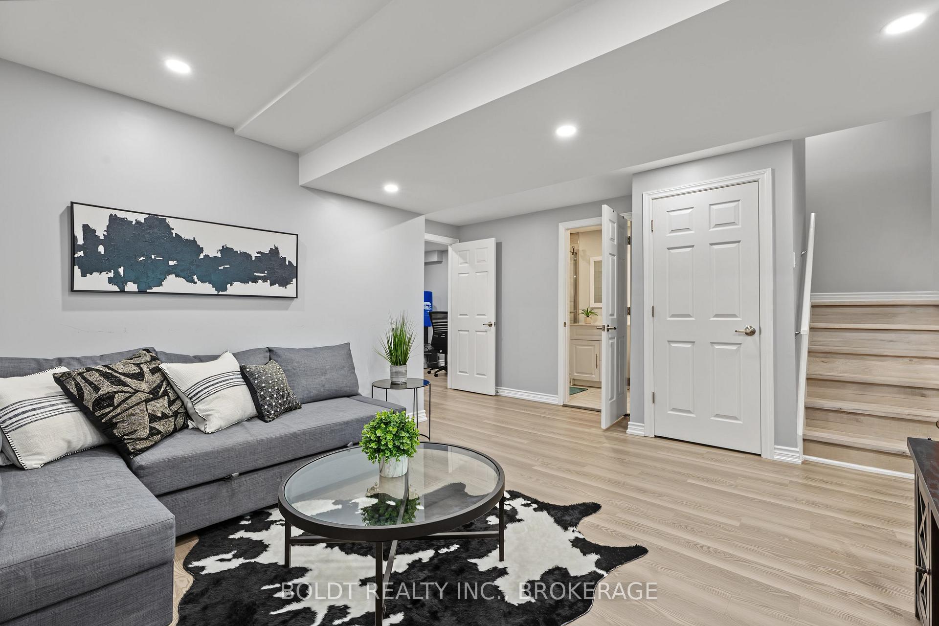 Photo 32 of 17 Valridge Drive, Hamilton, Ancaster — HOMEH