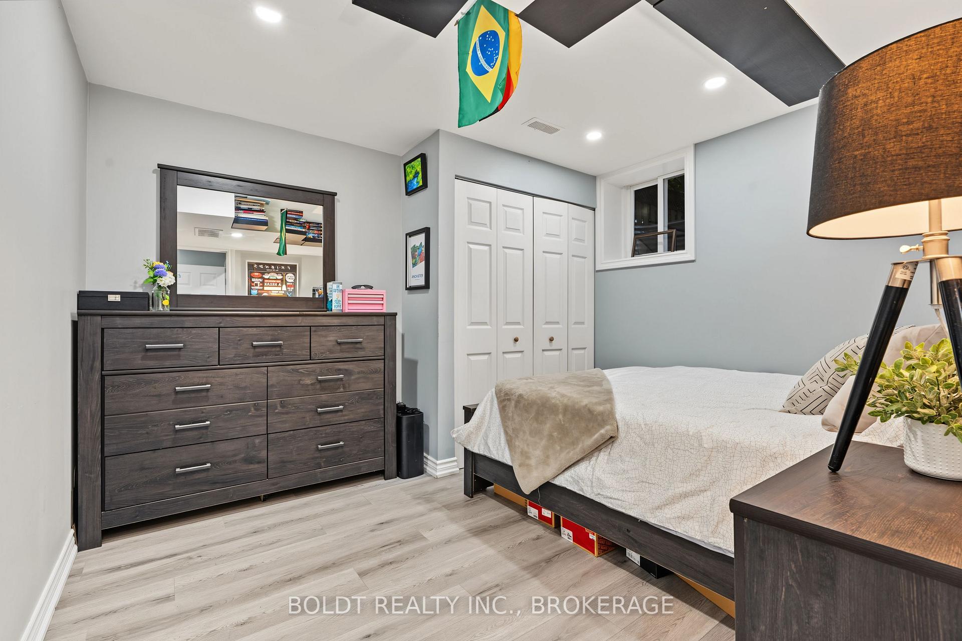 Photo 37 of 17 Valridge Drive, Hamilton, Ancaster — HOMEH