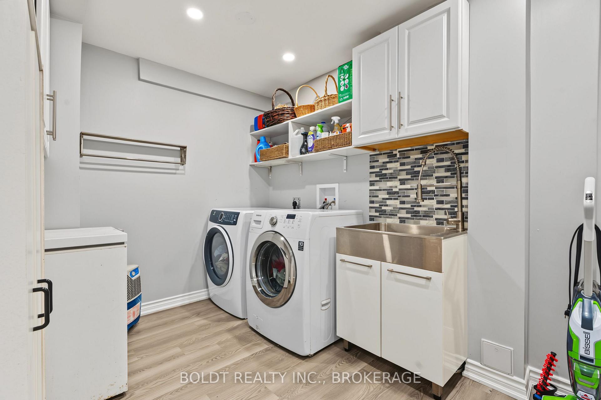 Photo 39 of 17 Valridge Drive, Hamilton, Ancaster — HOMEH