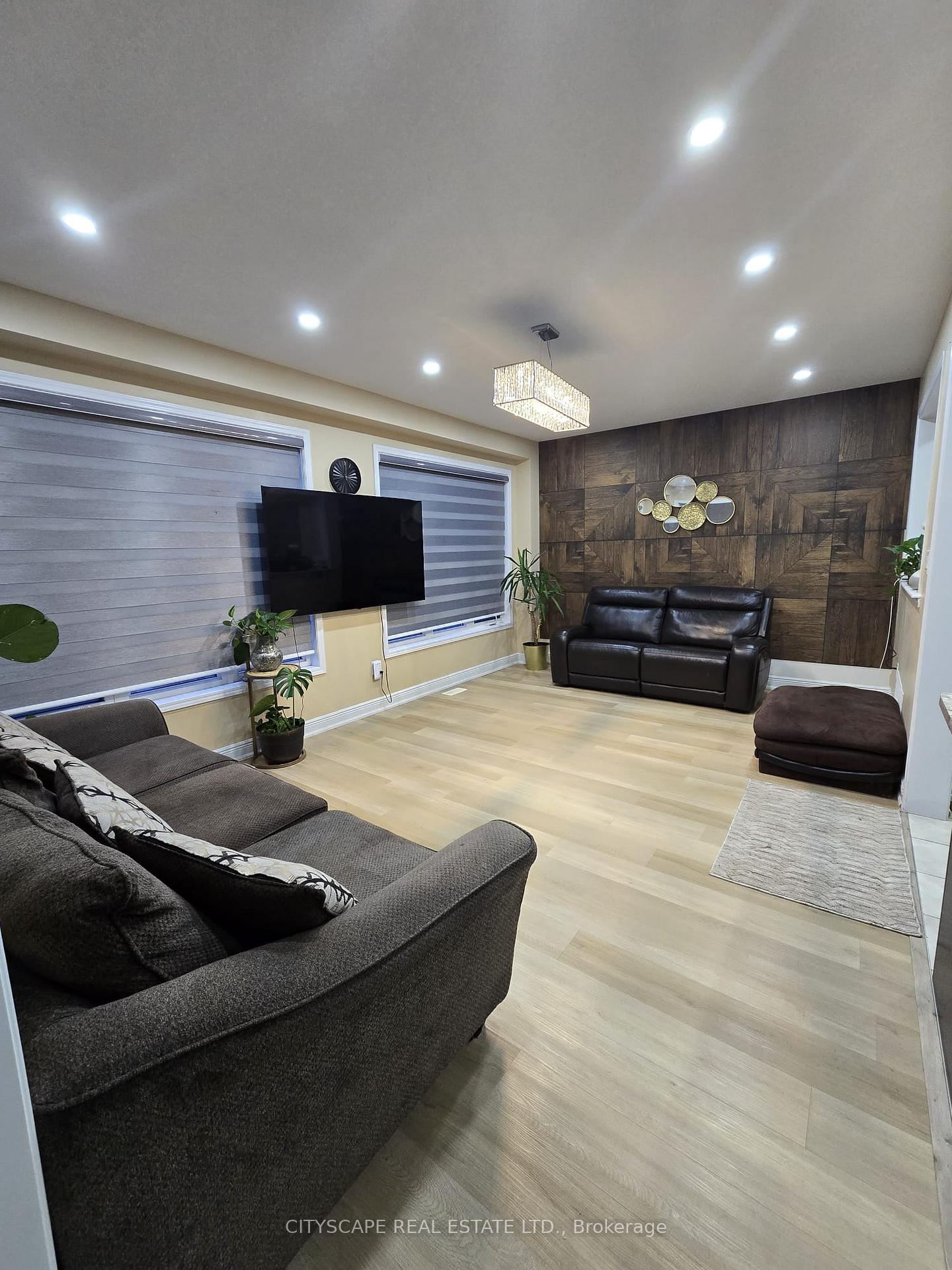 Photo 2 of 7744 Tupelo Crescent, Niagara Falls, Brown — HOMEH