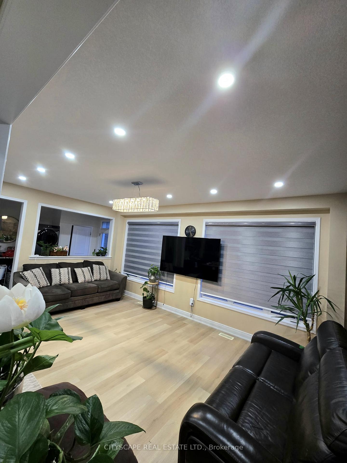 Photo 3 of 7744 Tupelo Crescent, Niagara Falls, Brown — HOMEH