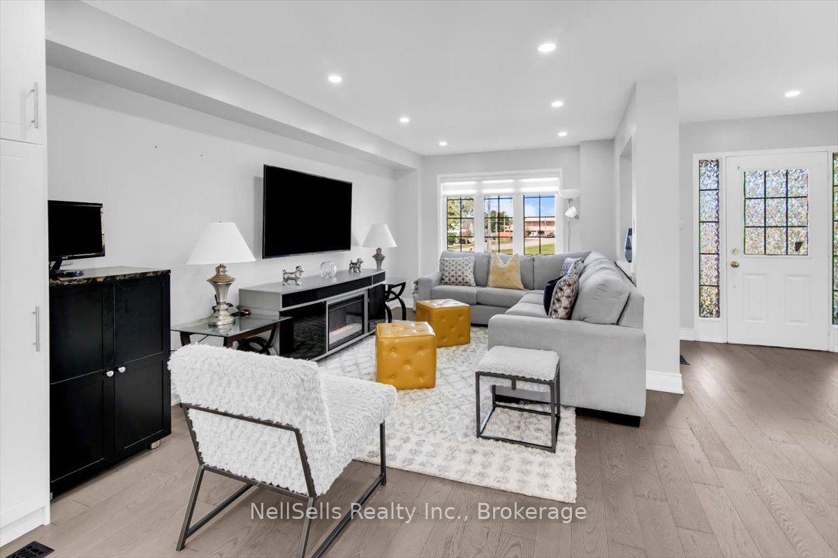Photo 8 of 39 Warnford Circle, Ajax, Northeast Ajax — HOMEH
