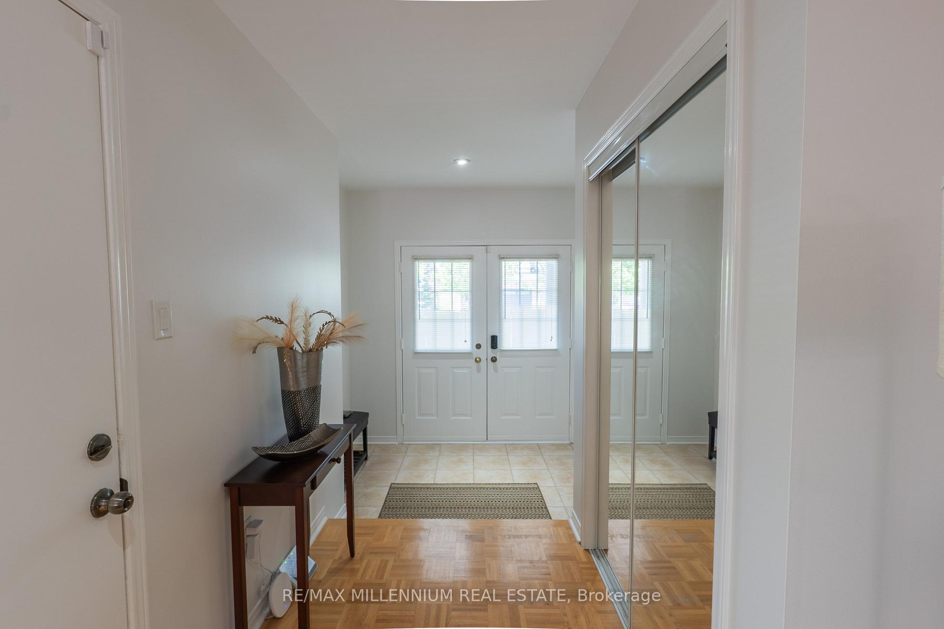 Photo 5 of 90 Ronan Crescent, Vaughan, Sonoma Heights — HOMEH