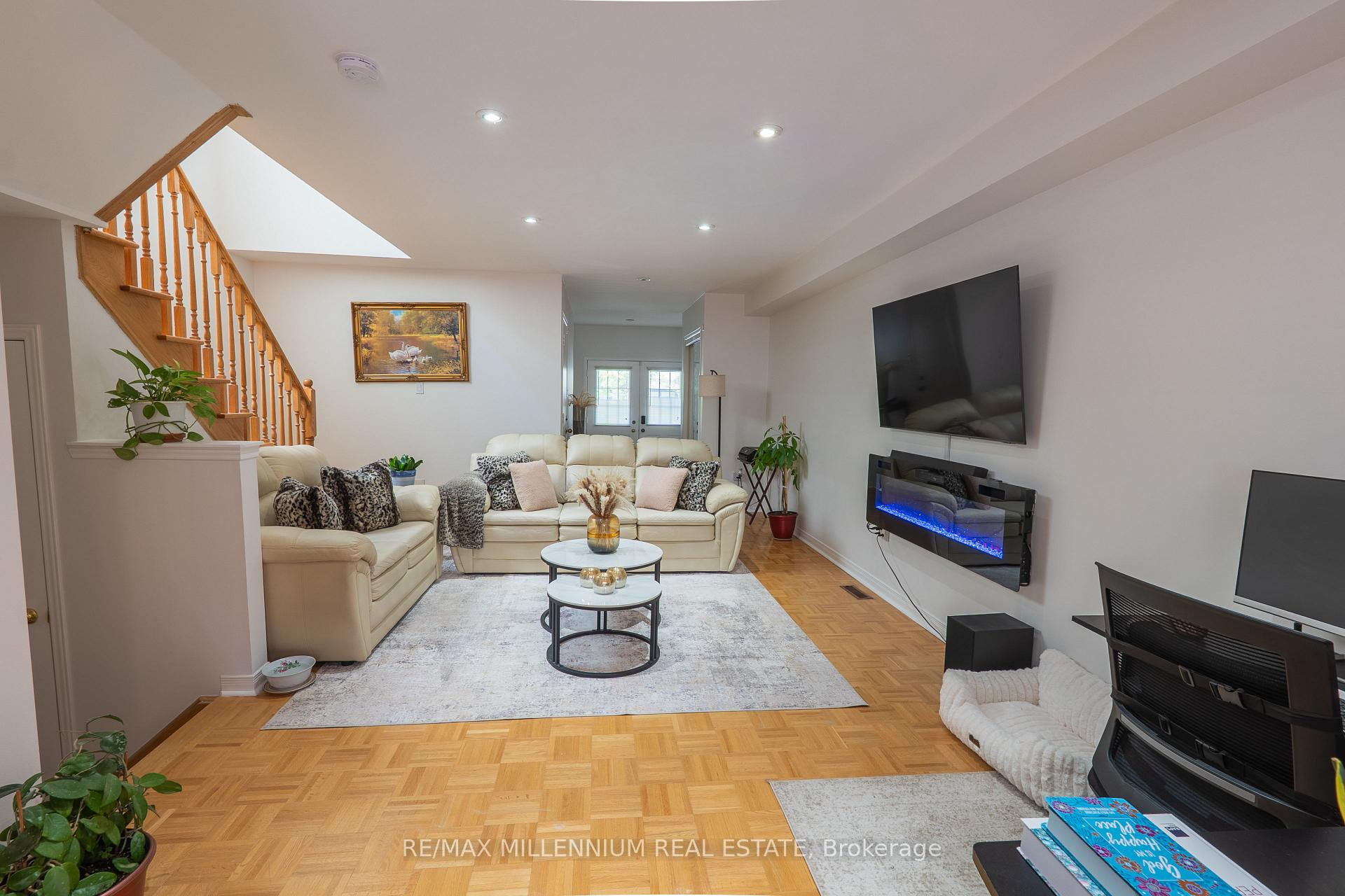 Photo 7 of 90 Ronan Crescent, Vaughan, Sonoma Heights — HOMEH