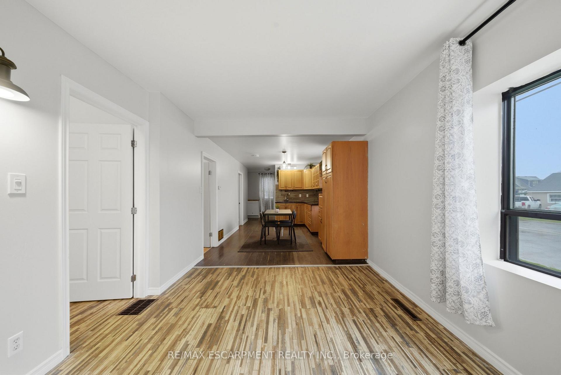 Photo 5 of 107 Broadway Street, Welland, Broadway — HOMEH