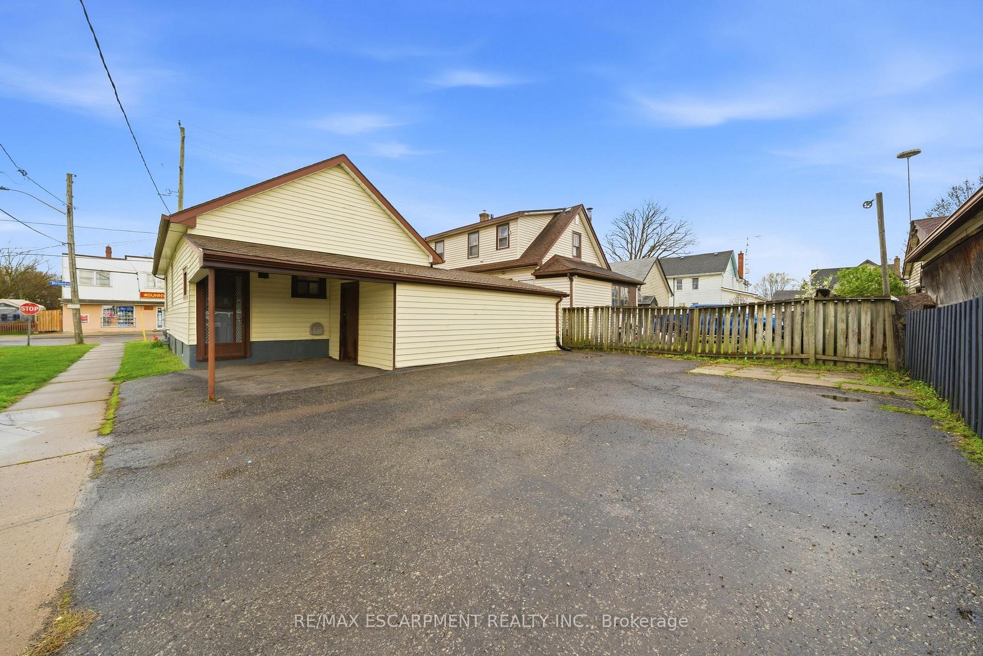 Photo 32 of 107 Broadway Street, Welland, Broadway — HOMEH