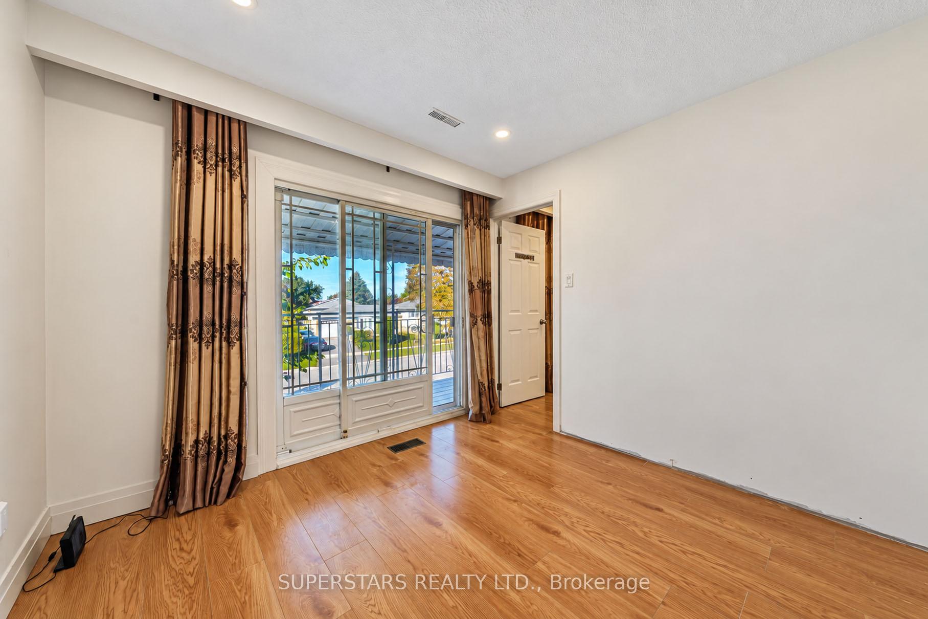 Photo 16 of 63 La Peer Boulevard, Scarborough, L'Amoreaux — HOMEH