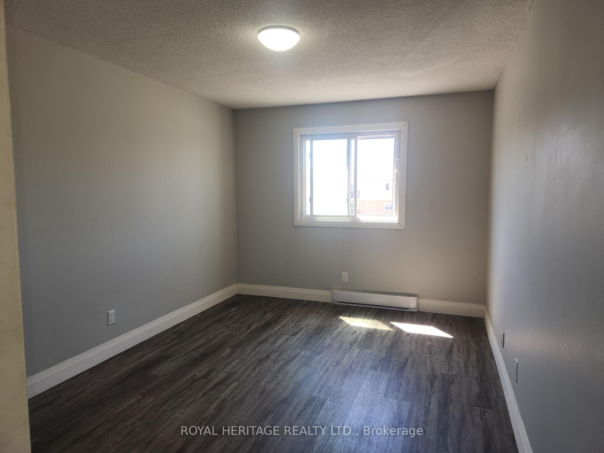 Photo 4 of 8800 Willoughby Drive, Niagara Falls, Chippawa — HOMEH