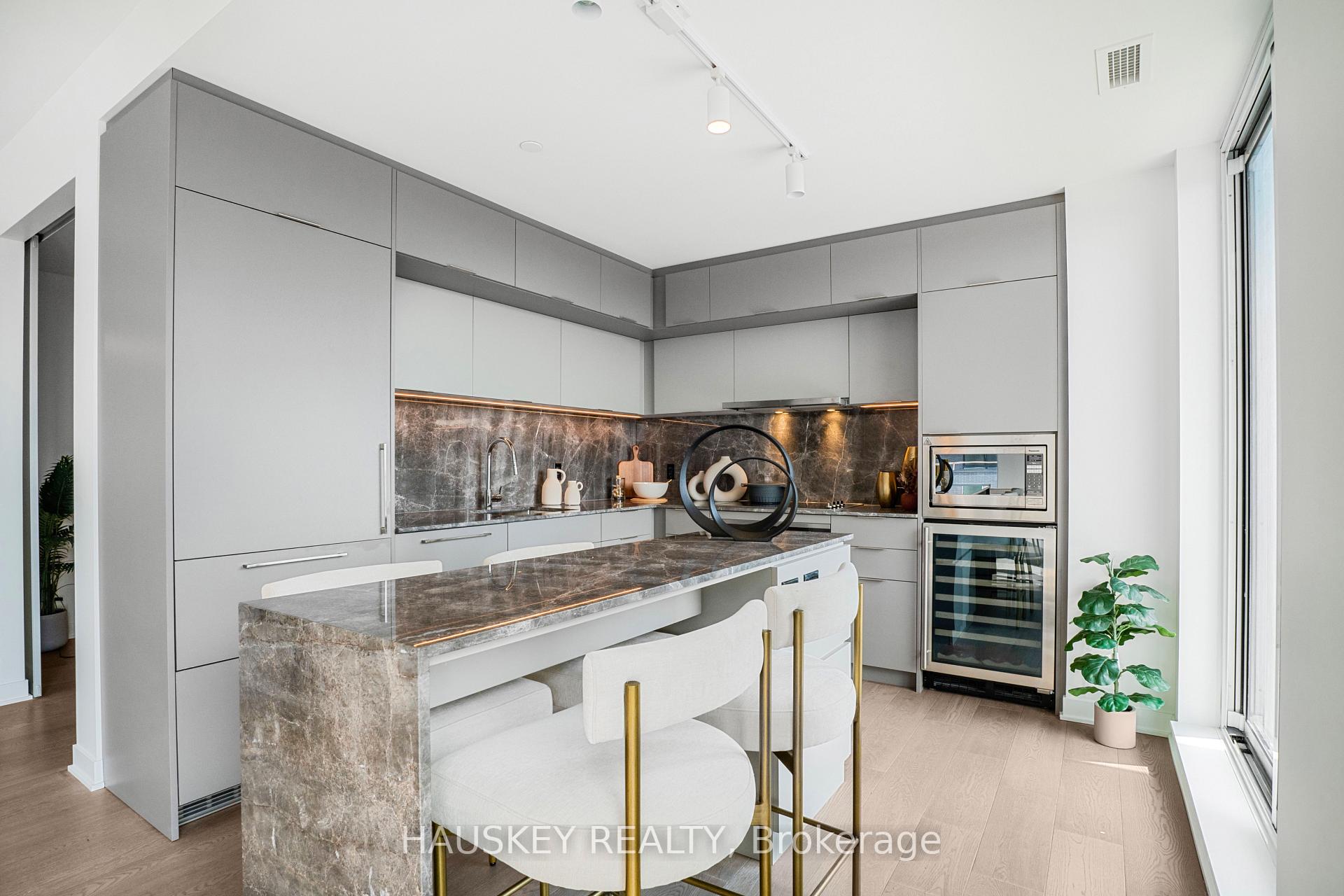 Photo 11 of Unit 707, 185 Alberta Avenue, Toronto, Oakwood Village — HOMEH