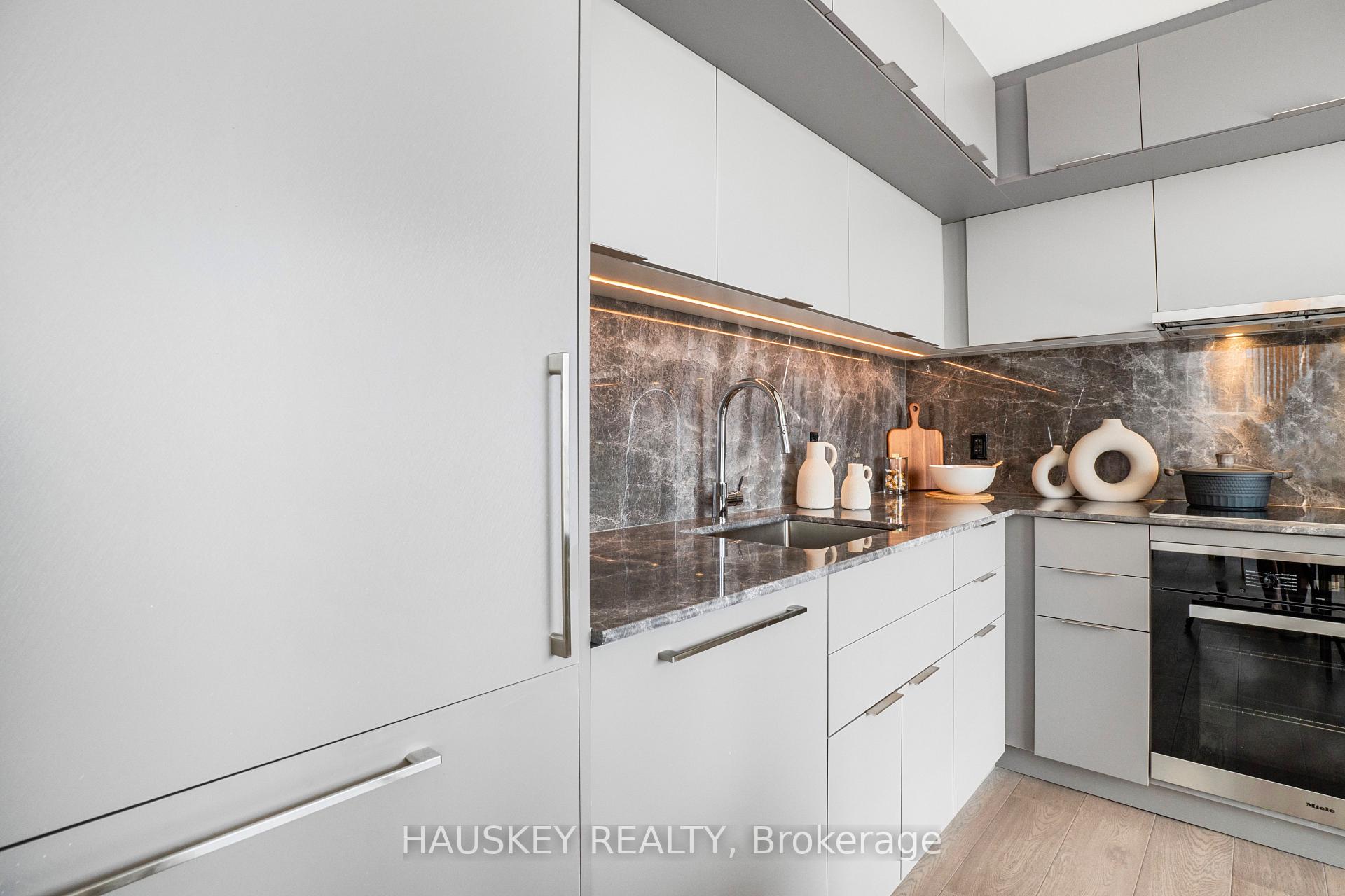 Photo 13 of Unit 707, 185 Alberta Avenue, Toronto, Oakwood Village — HOMEH