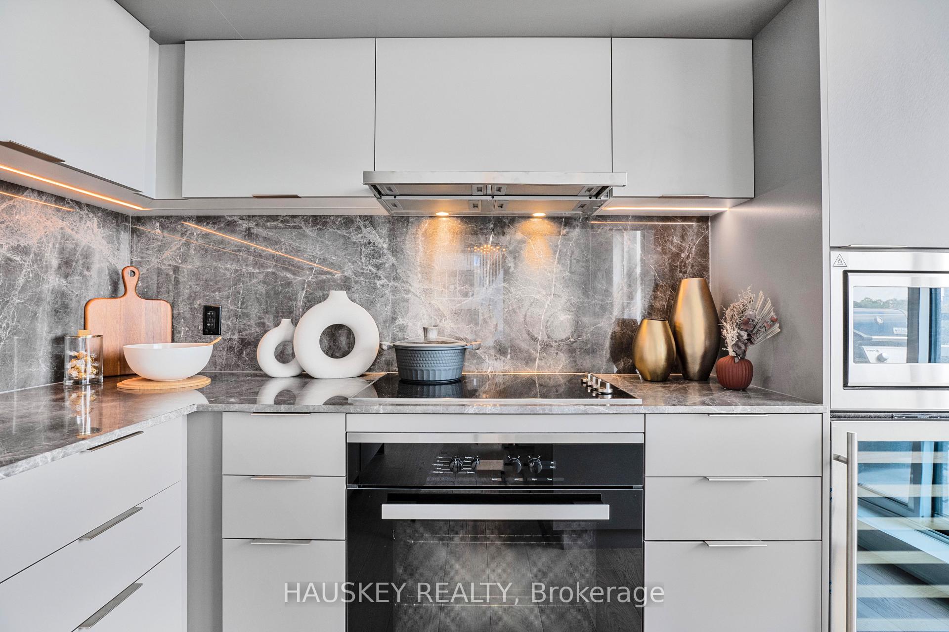 Photo 14 of Unit 707, 185 Alberta Avenue, Toronto, Oakwood Village — HOMEH