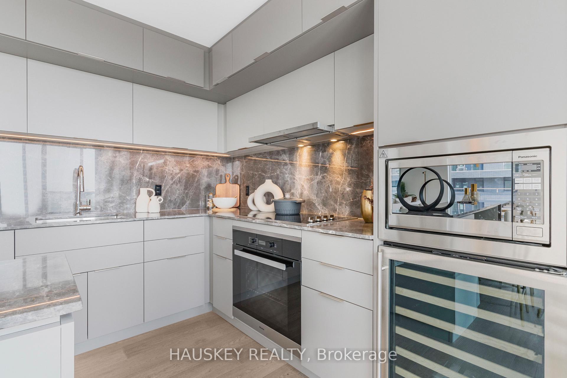 Photo 15 of Unit 707, 185 Alberta Avenue, Toronto, Oakwood Village — HOMEH