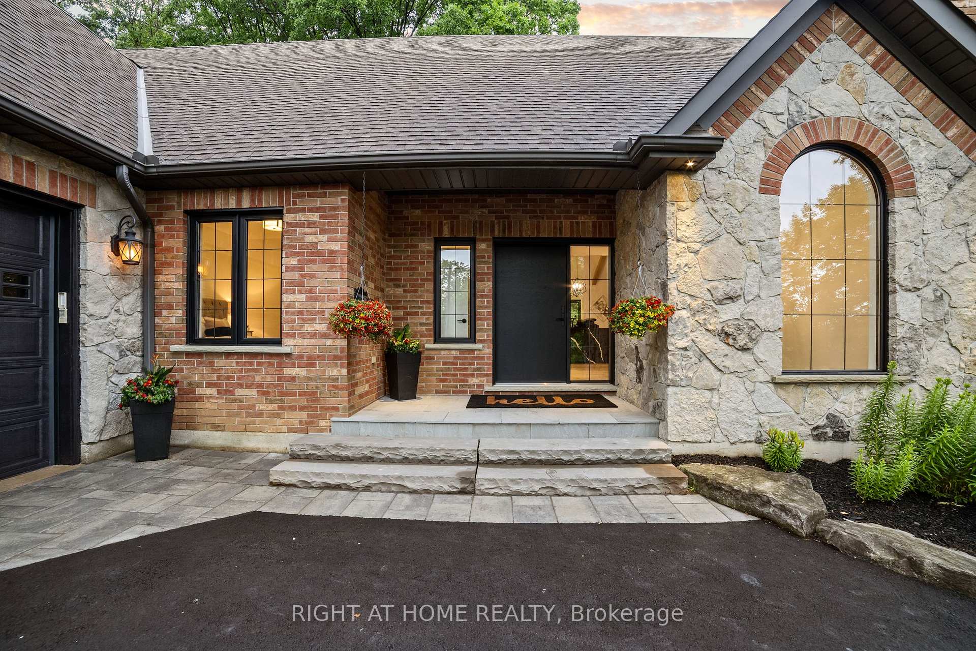 Photo 2 of 515 Hamilton Drive, Hamilton, Ancaster — HOMEH