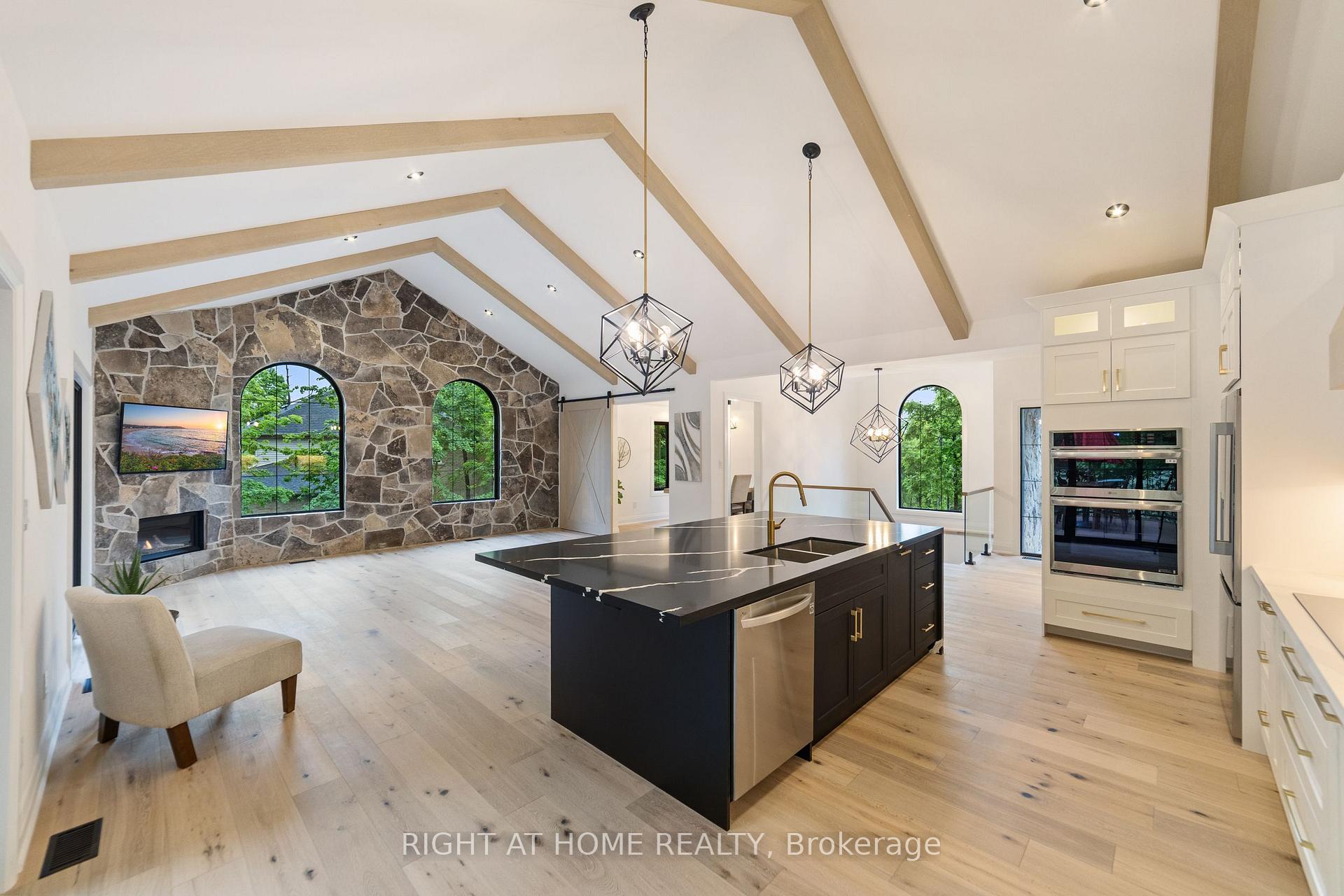 Photo 4 of 515 Hamilton Drive, Hamilton, Ancaster — HOMEH