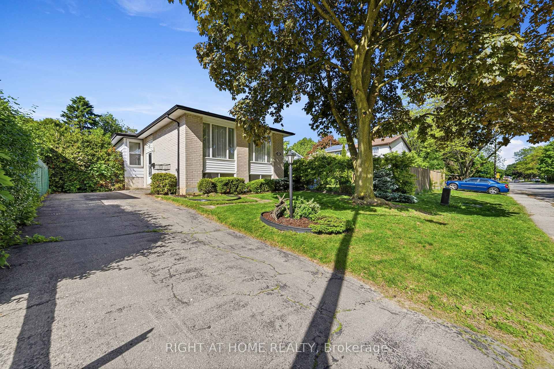 Photo 2 of 450 Brigadoon Drive, Hamilton, Gourley — HOMEH