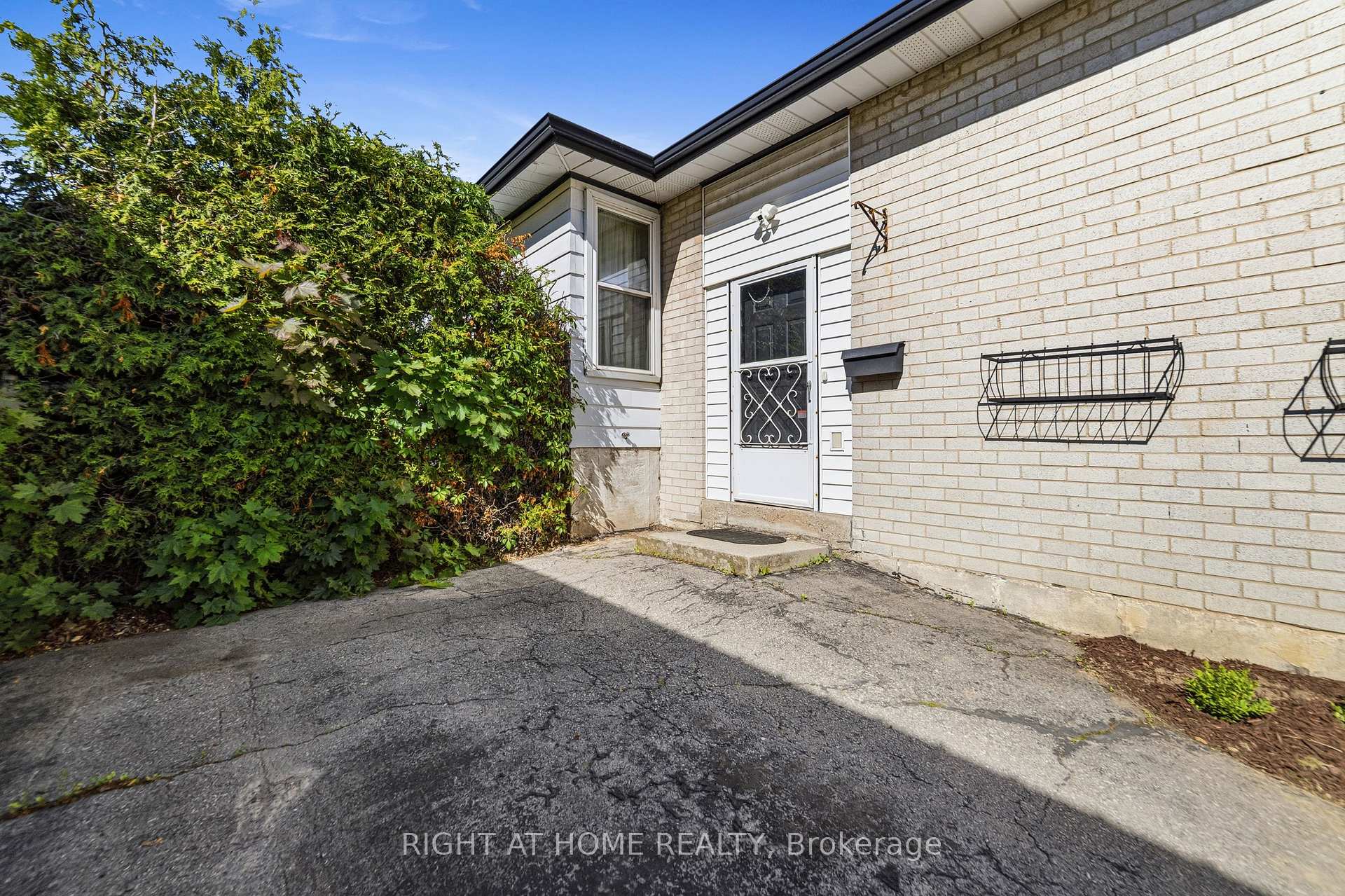Photo 3 of 450 Brigadoon Drive, Hamilton, Gourley — HOMEH