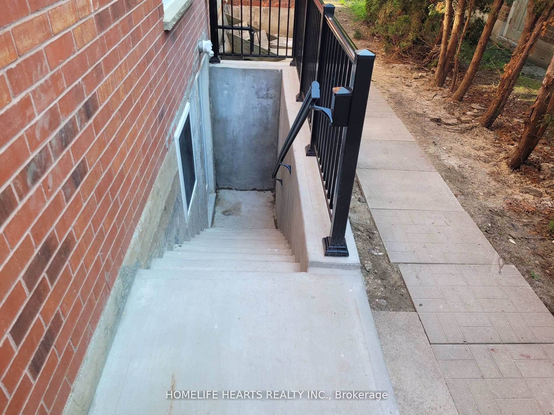 Photo 2 of Unit Bsmt, 1107 Thoresby Drive, Oakville, Clearview — HOMEH