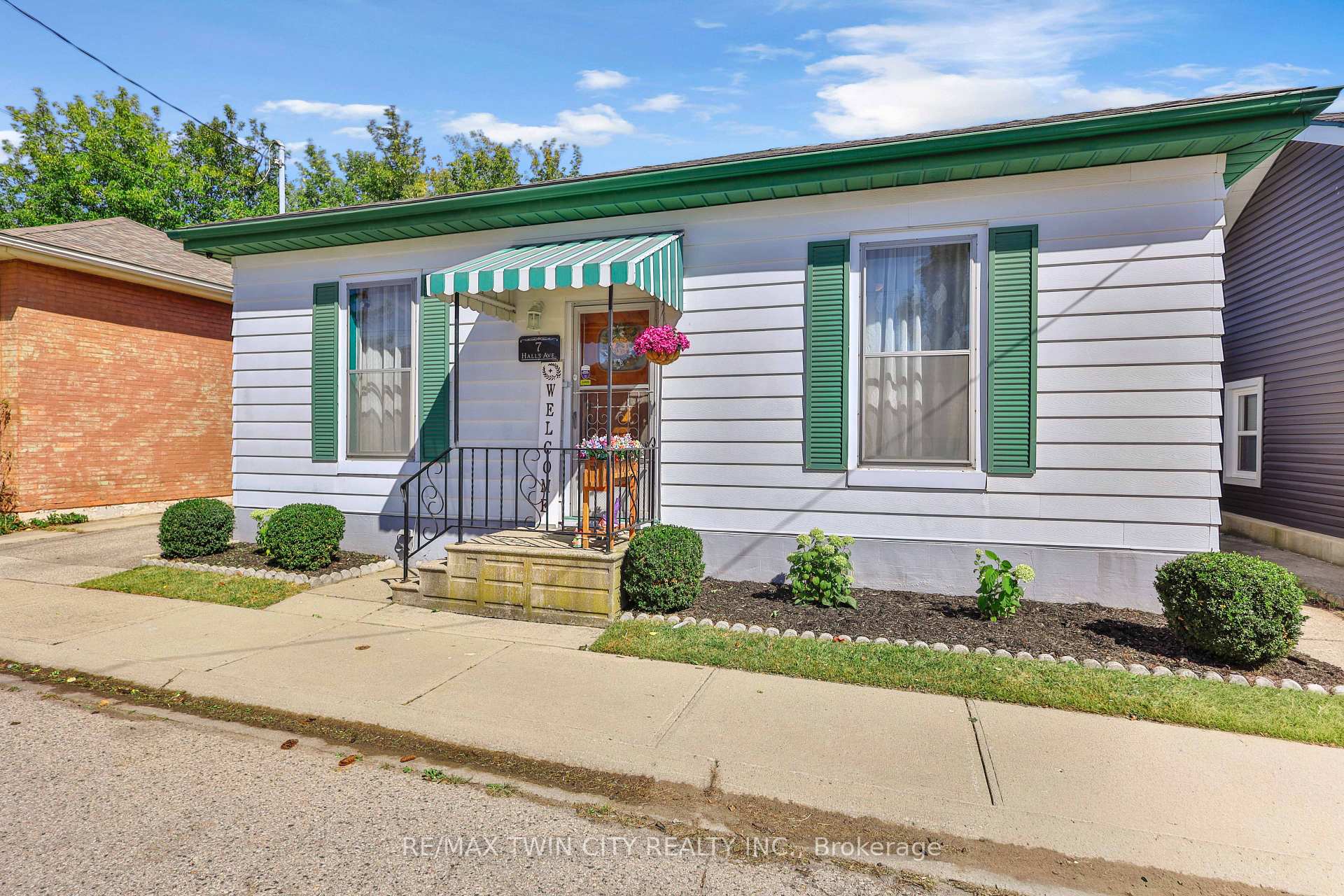Photo 4 of 7 Halls Avenue, Brantford, Downtown Core — HOMEH