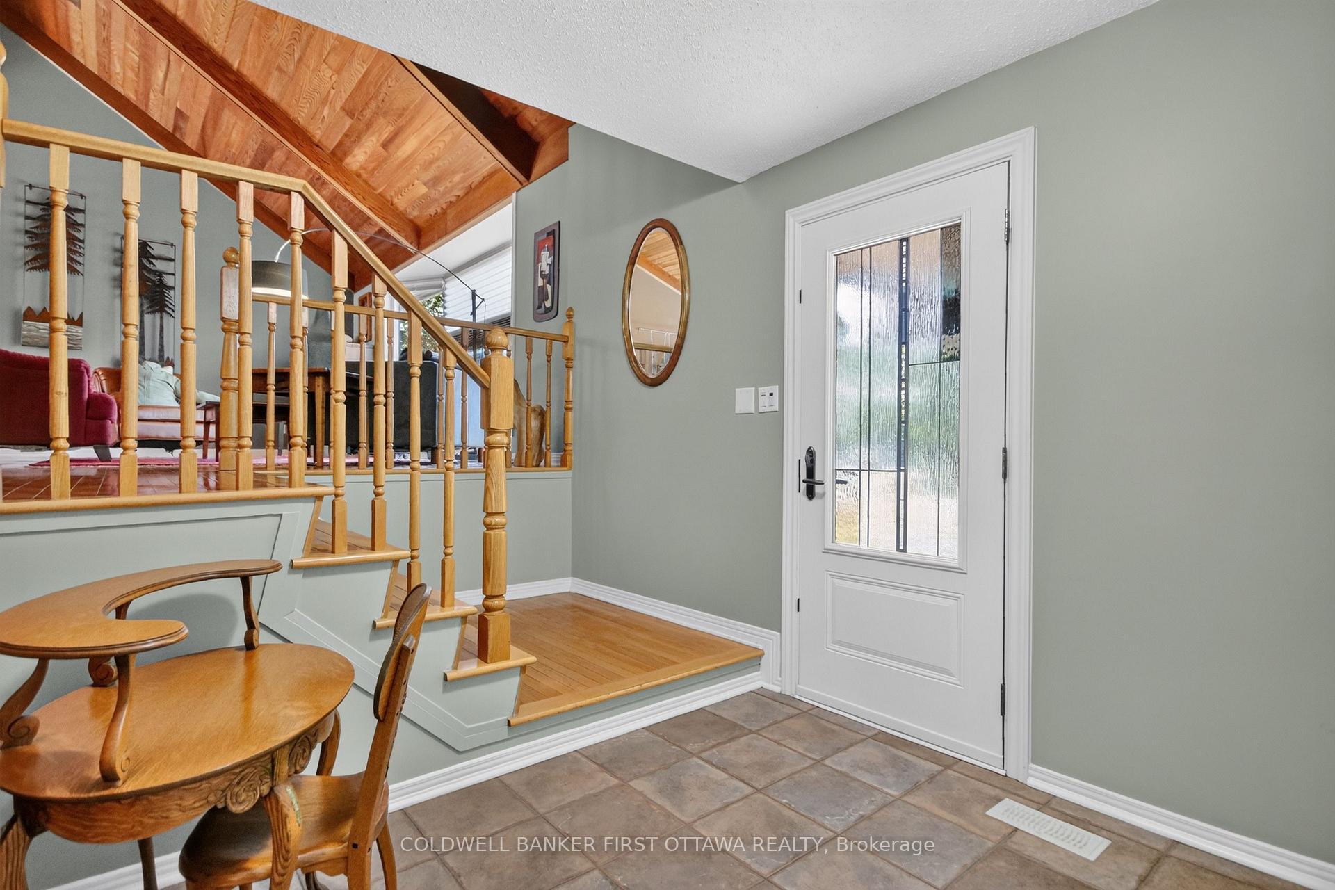Photo 4 of 9 Foxrun Lane, Ottawa, Hunt Club — HOMEH