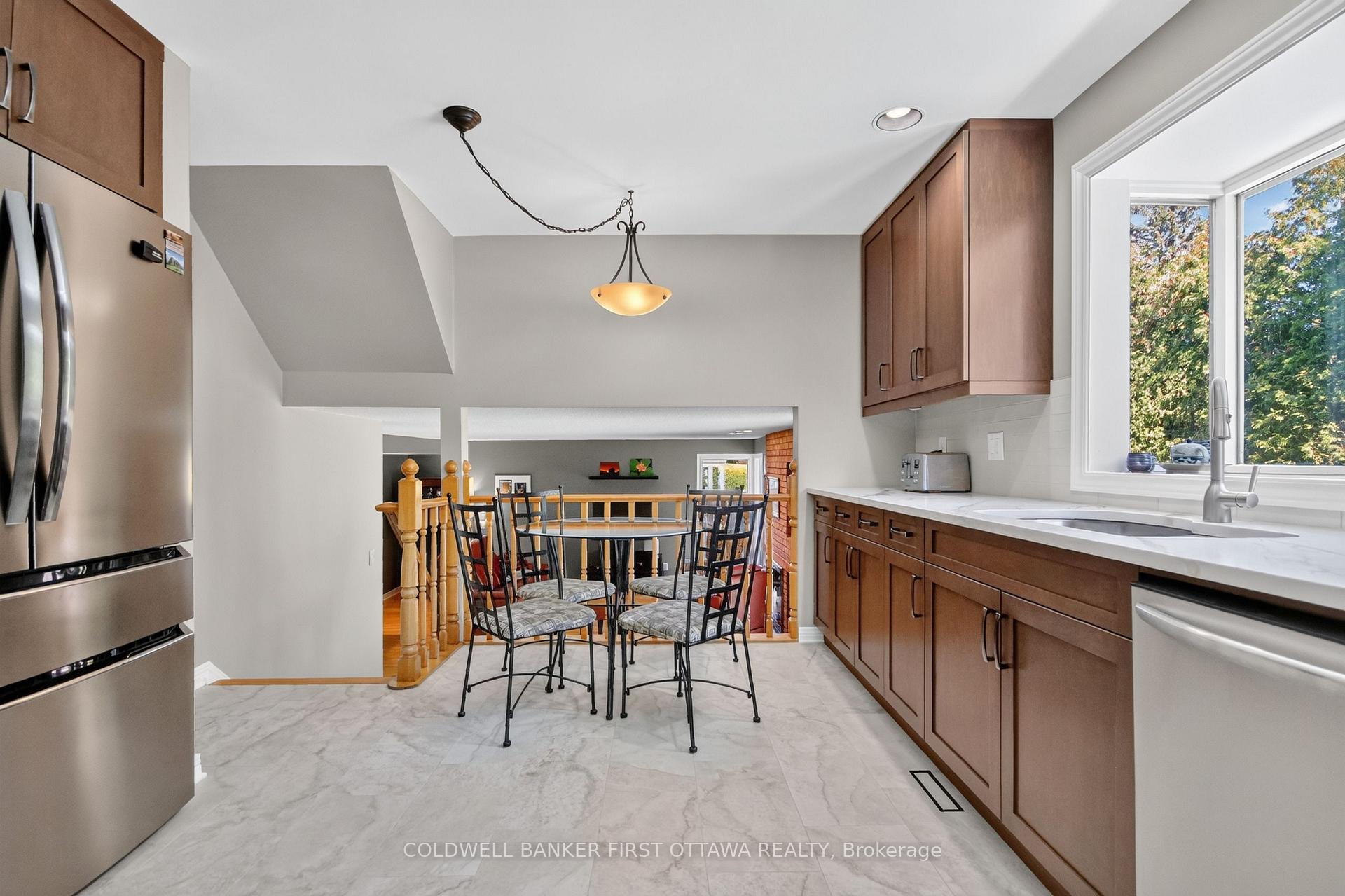 Photo 8 of 9 Foxrun Lane, Ottawa, Hunt Club — HOMEH