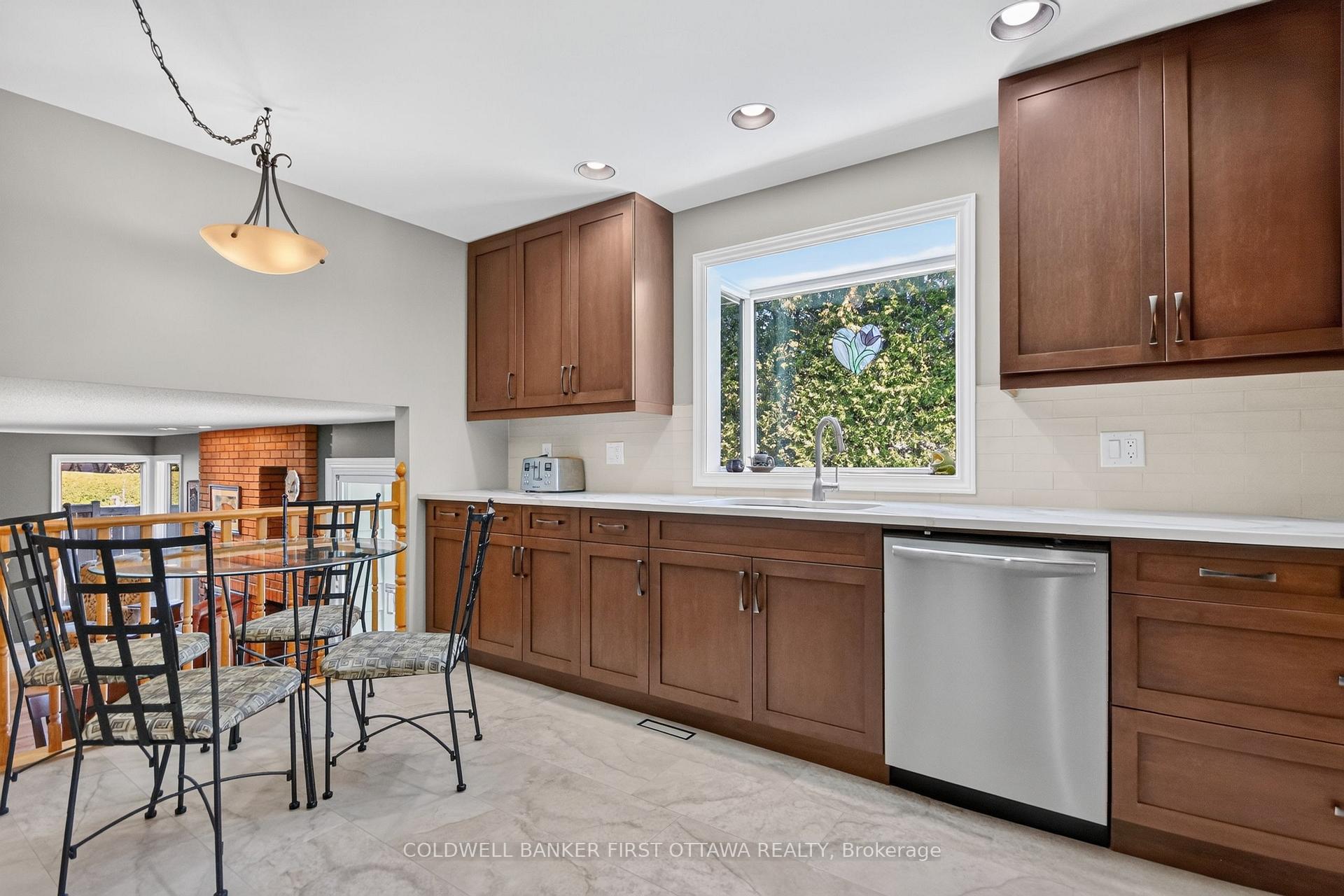 Photo 16 of 9 Foxrun Lane, Ottawa, Hunt Club — HOMEH