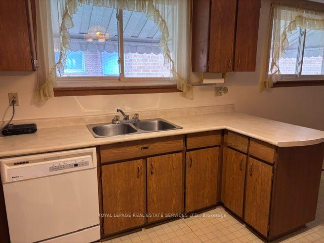 Photo 16 of 305 La Rose Avenue, Etobicoke, Willowridge-Martingrove-Richview — HOMEH