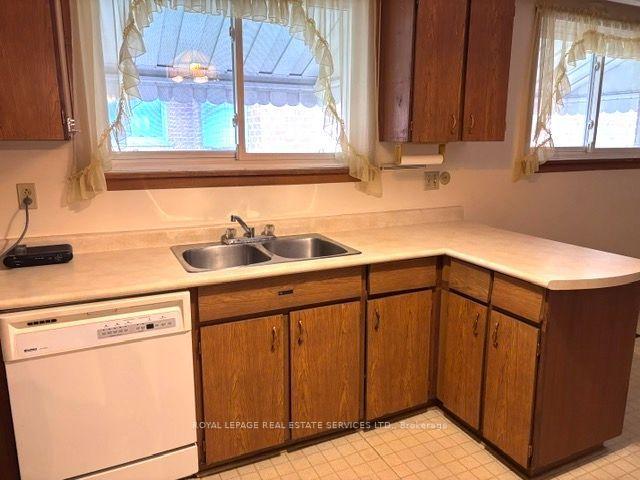 Photo 11 of 305 La Rose Avenue, Etobicoke, Willowridge-Martingrove-Richview — HOMEH