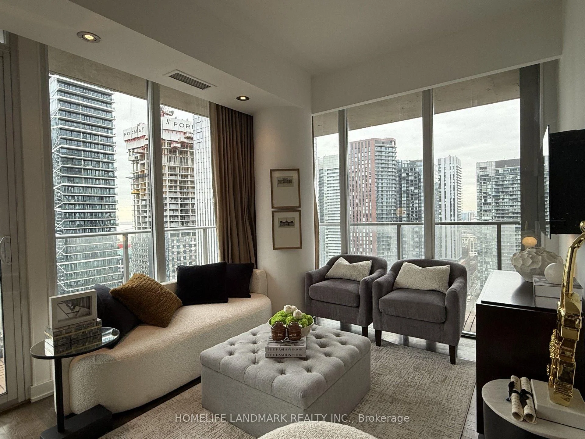 Photo 16 of Unit 3303, 126 Simcoe Street, Toronto, Waterfront Communities — HOMEH