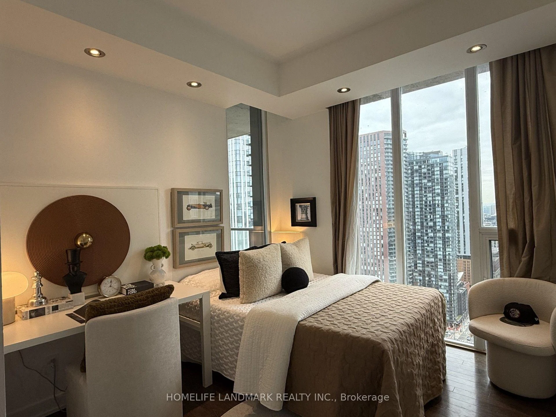 Photo 17 of Unit 3303, 126 Simcoe Street, Toronto, Waterfront Communities — HOMEH
