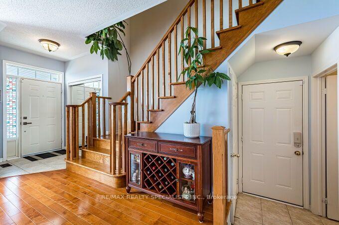 Photo 5 of 154 Valleyway Drive, Brampton, Credit Valley — HOMEH