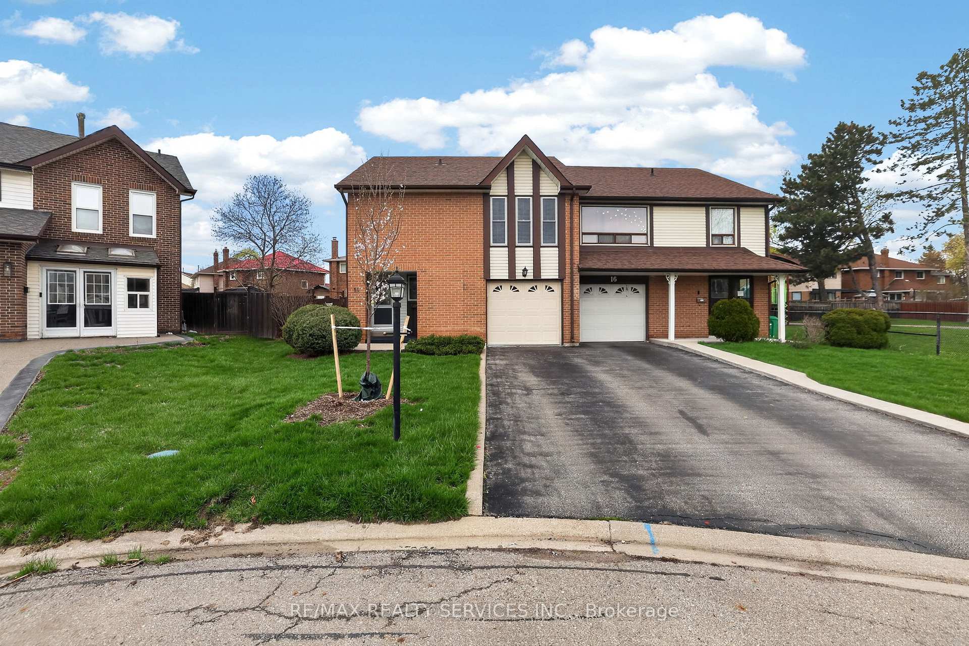 Photo 3 of 14 Brighton Place, Brampton, Heart Lake West — HOMEH