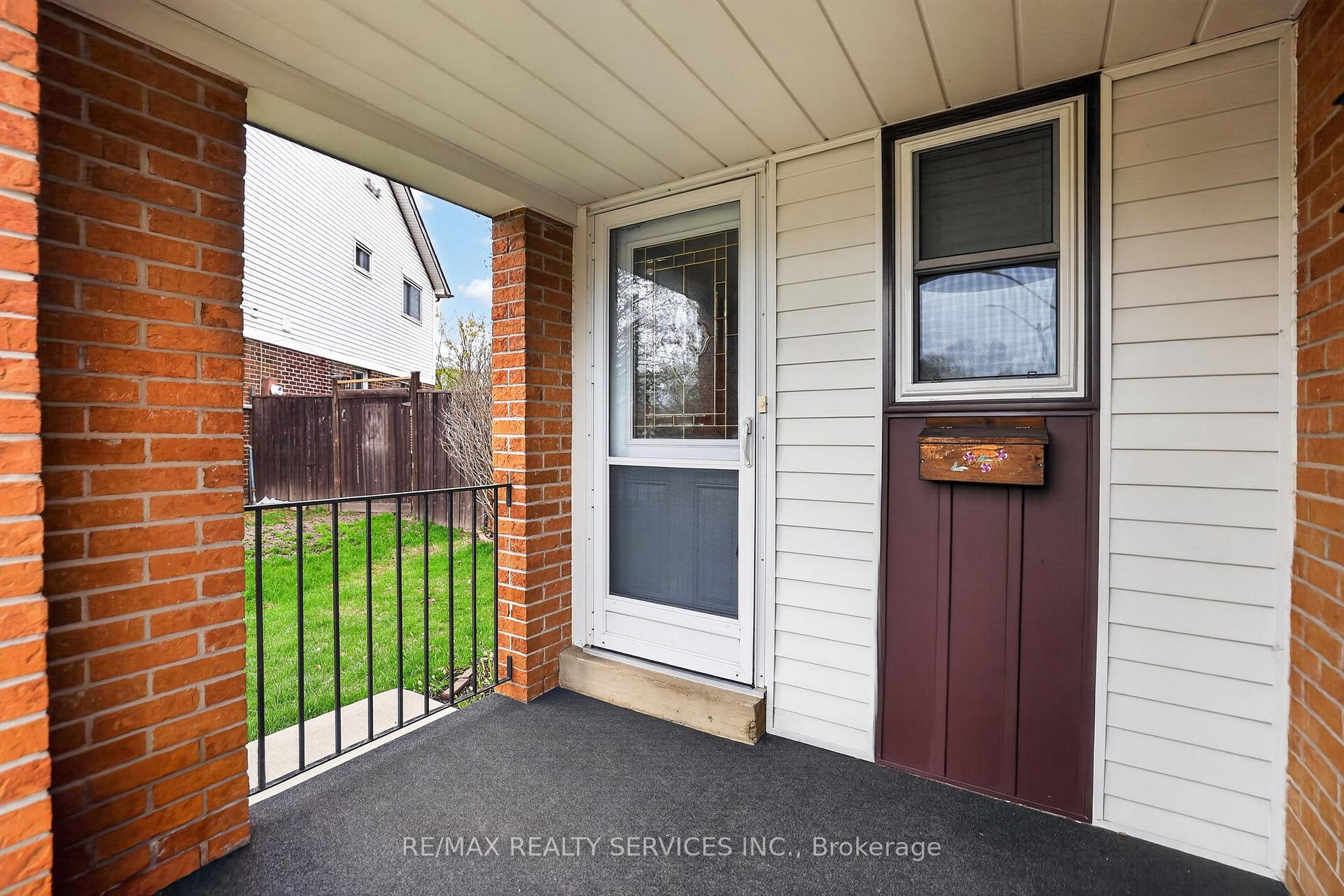 Photo 5 of 14 Brighton Place, Brampton, Heart Lake West — HOMEH
