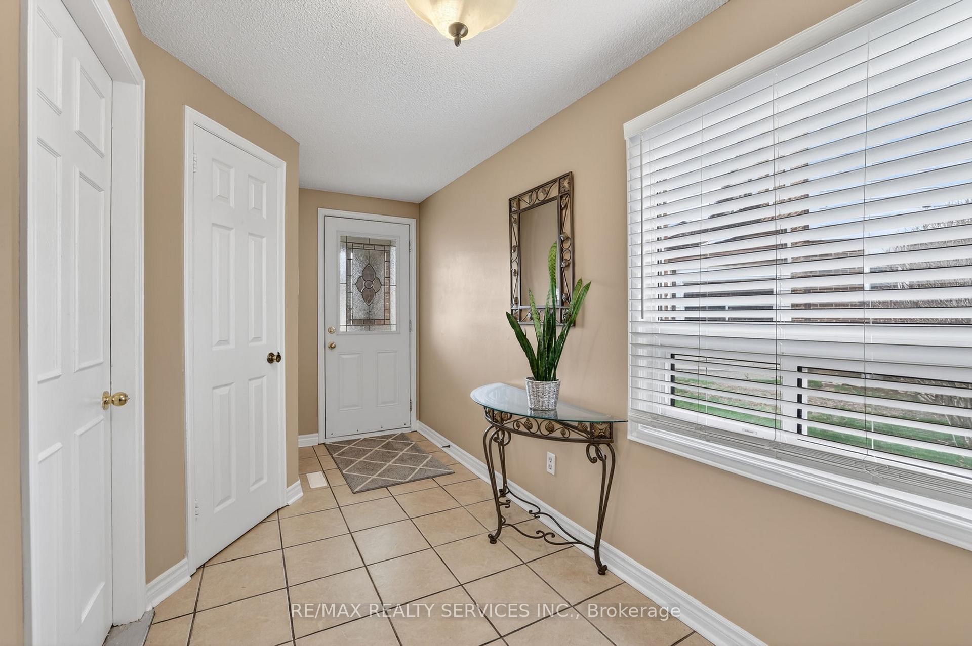 Photo 6 of 14 Brighton Place, Brampton, Heart Lake West — HOMEH