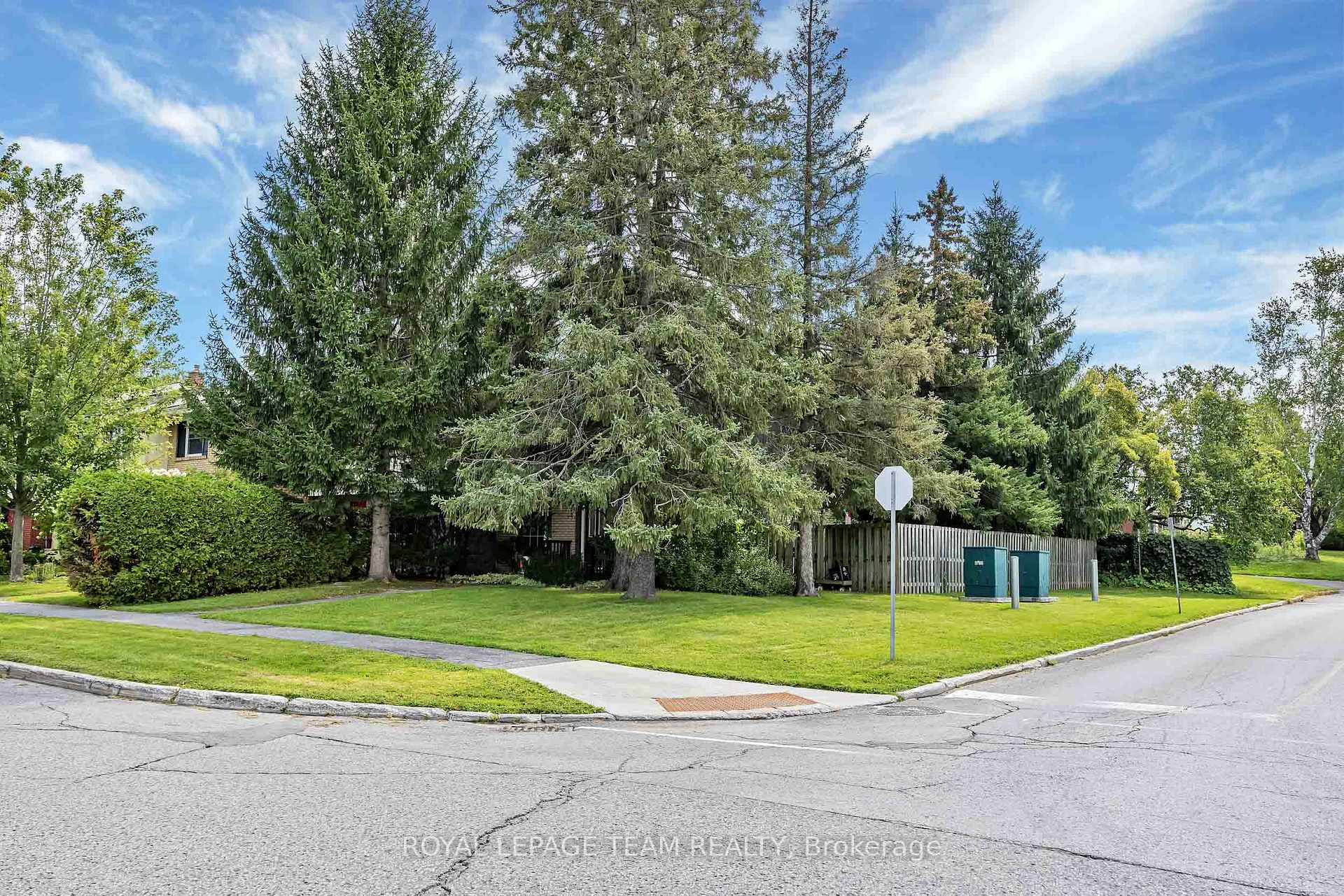 Photo 3 of 28 Monterey Drive, Ottawa, Leslie Park — HOMEH