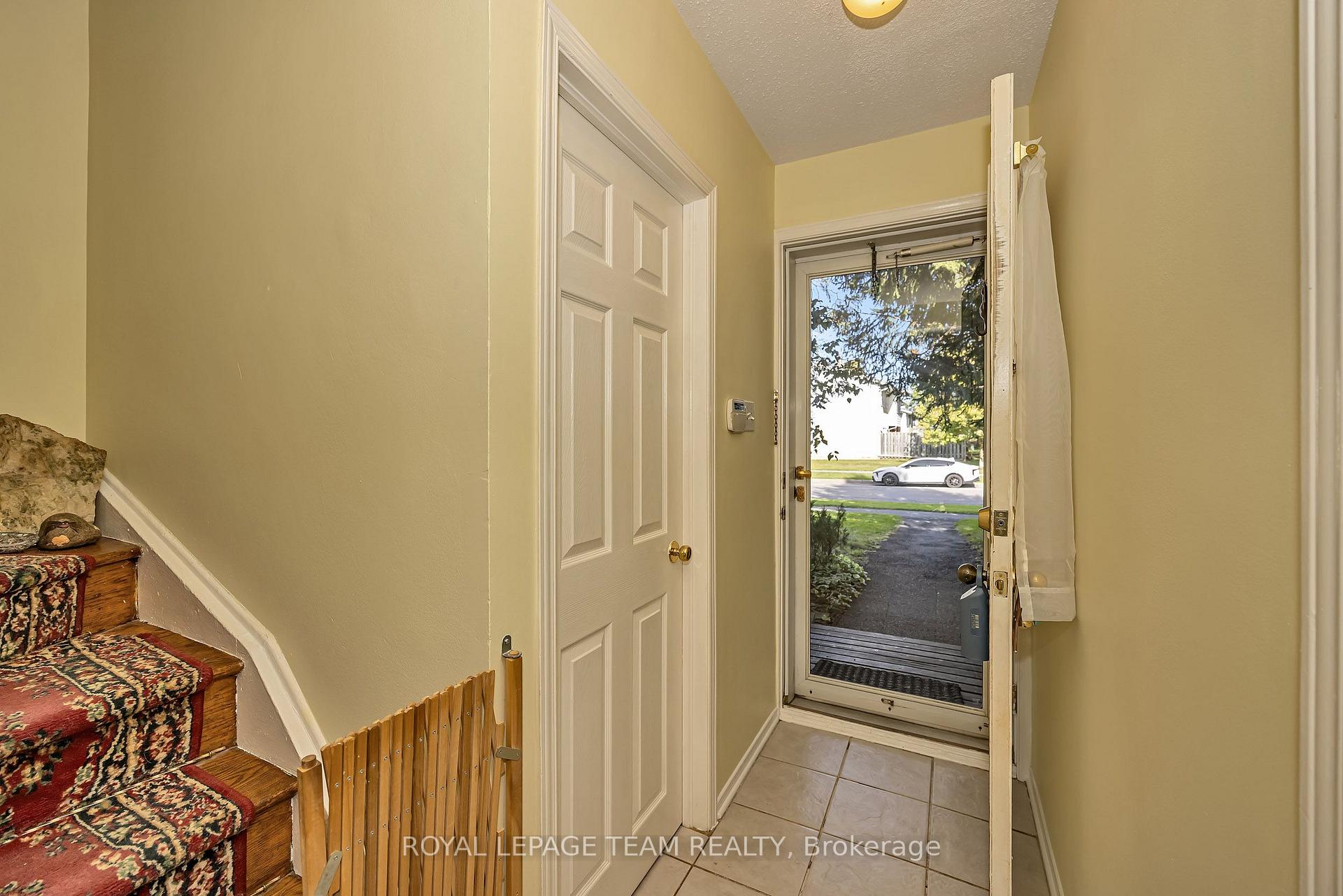 Photo 4 of 28 Monterey Drive, Ottawa, Leslie Park — HOMEH