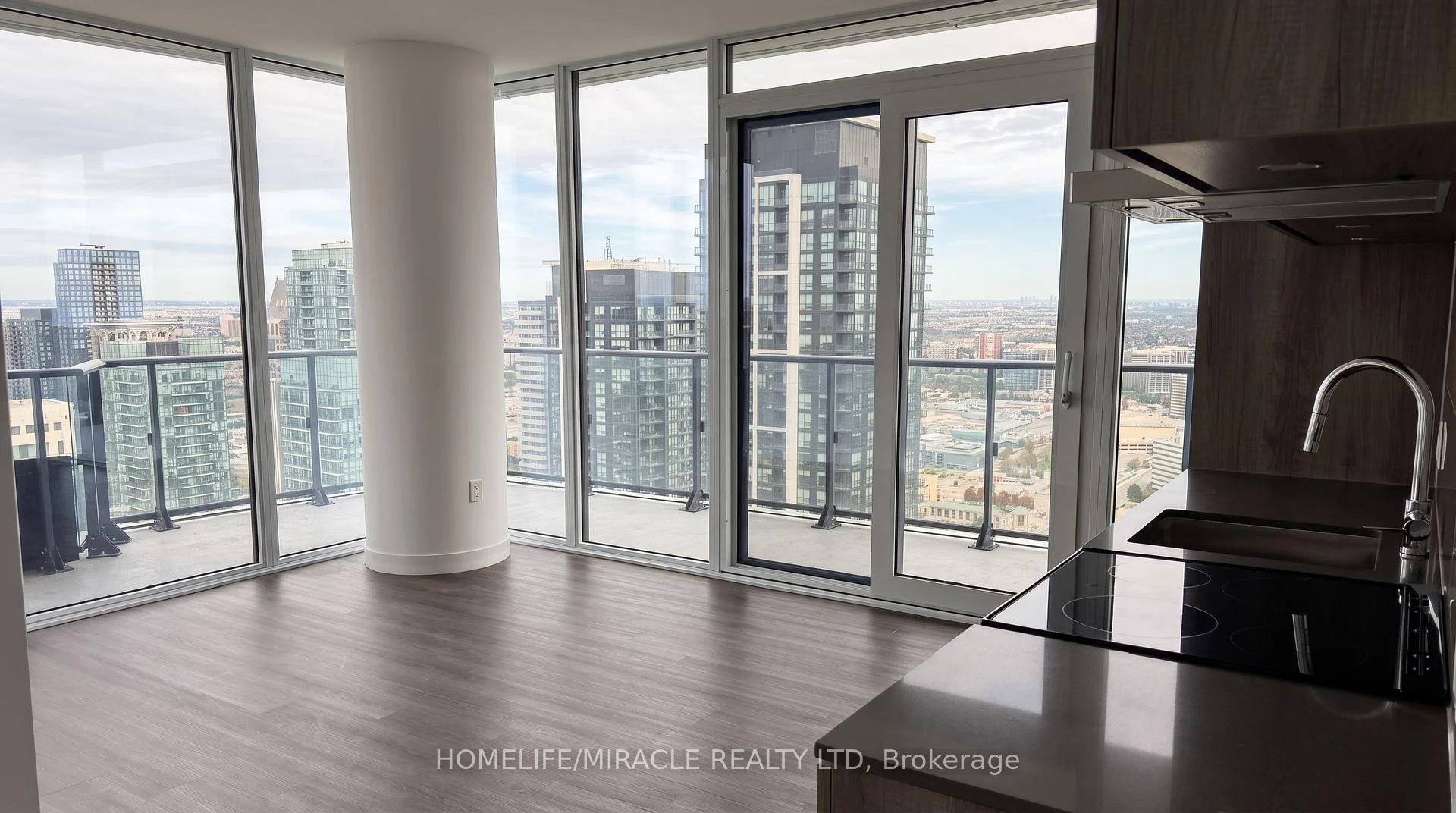 Photo 10 of Unit 5605, 448 Burnhamthorpe Road, Mississauga, City Centre — HOMEH