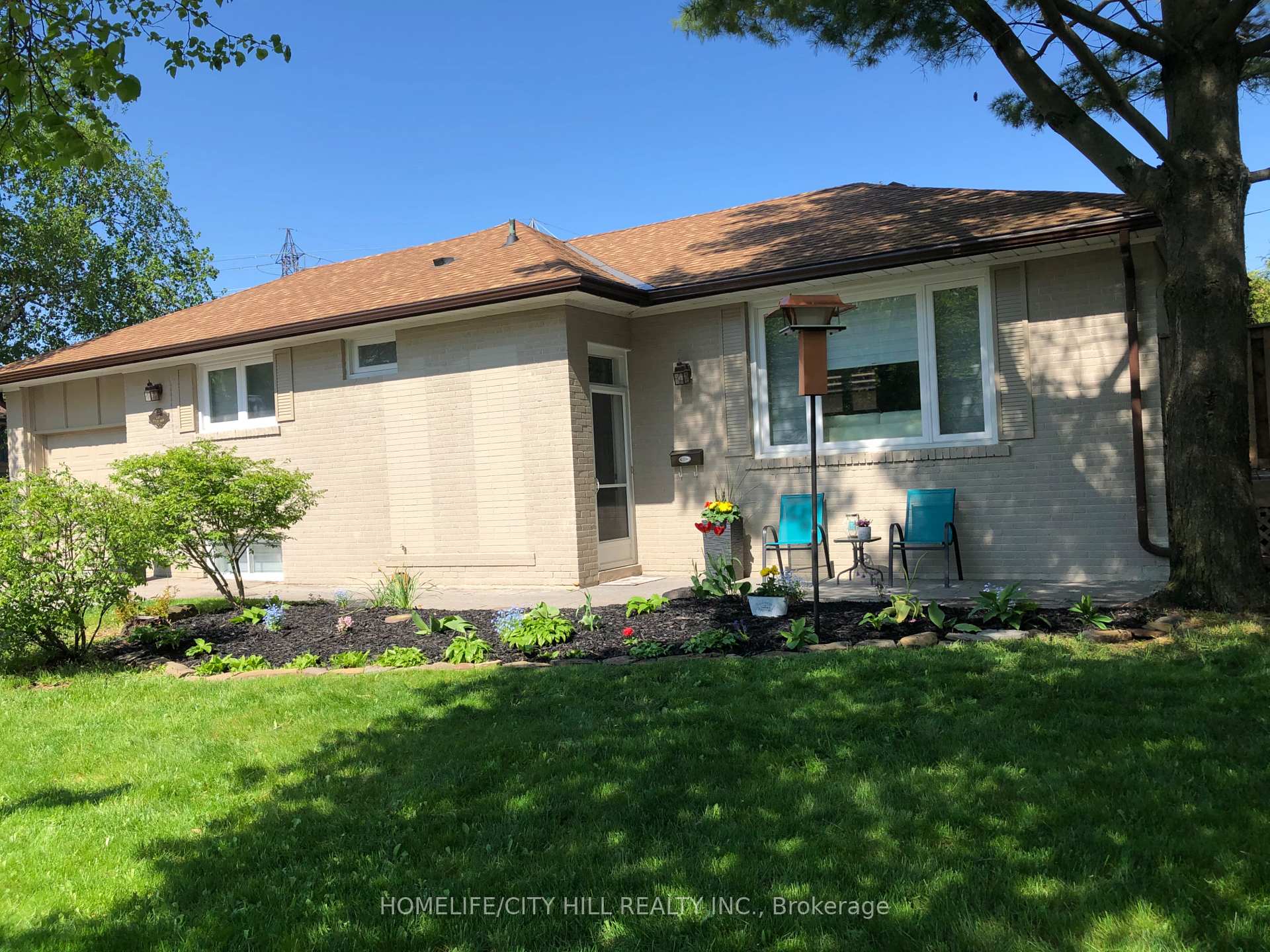 Photo 2 of 23 Bentley Drive, Etobicoke, Stonegate-Queensway — HOMEH