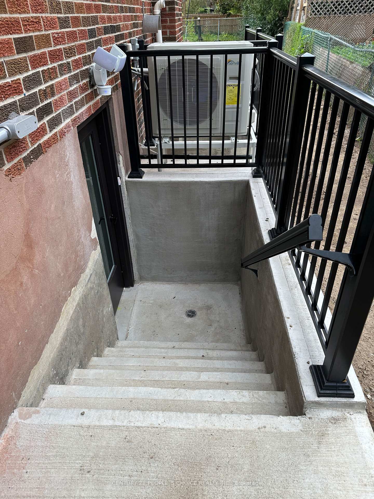 Photo 4 of Unit Unit- 2, 7490 Middleshire Drive, Mississauga, Malton — HOMEH