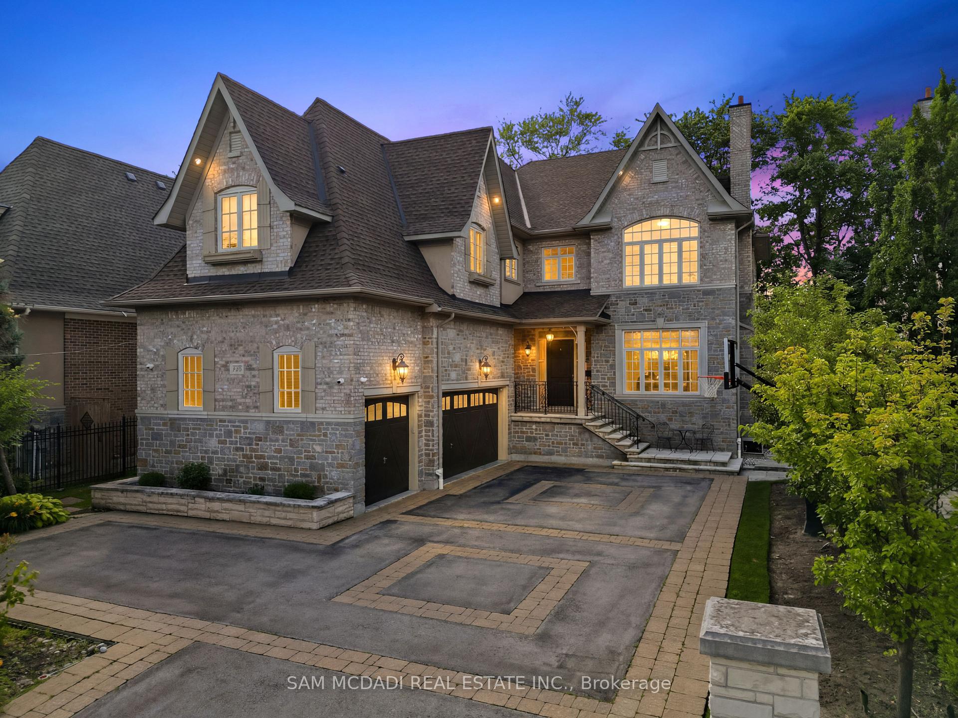 Photo of 725 Queensway