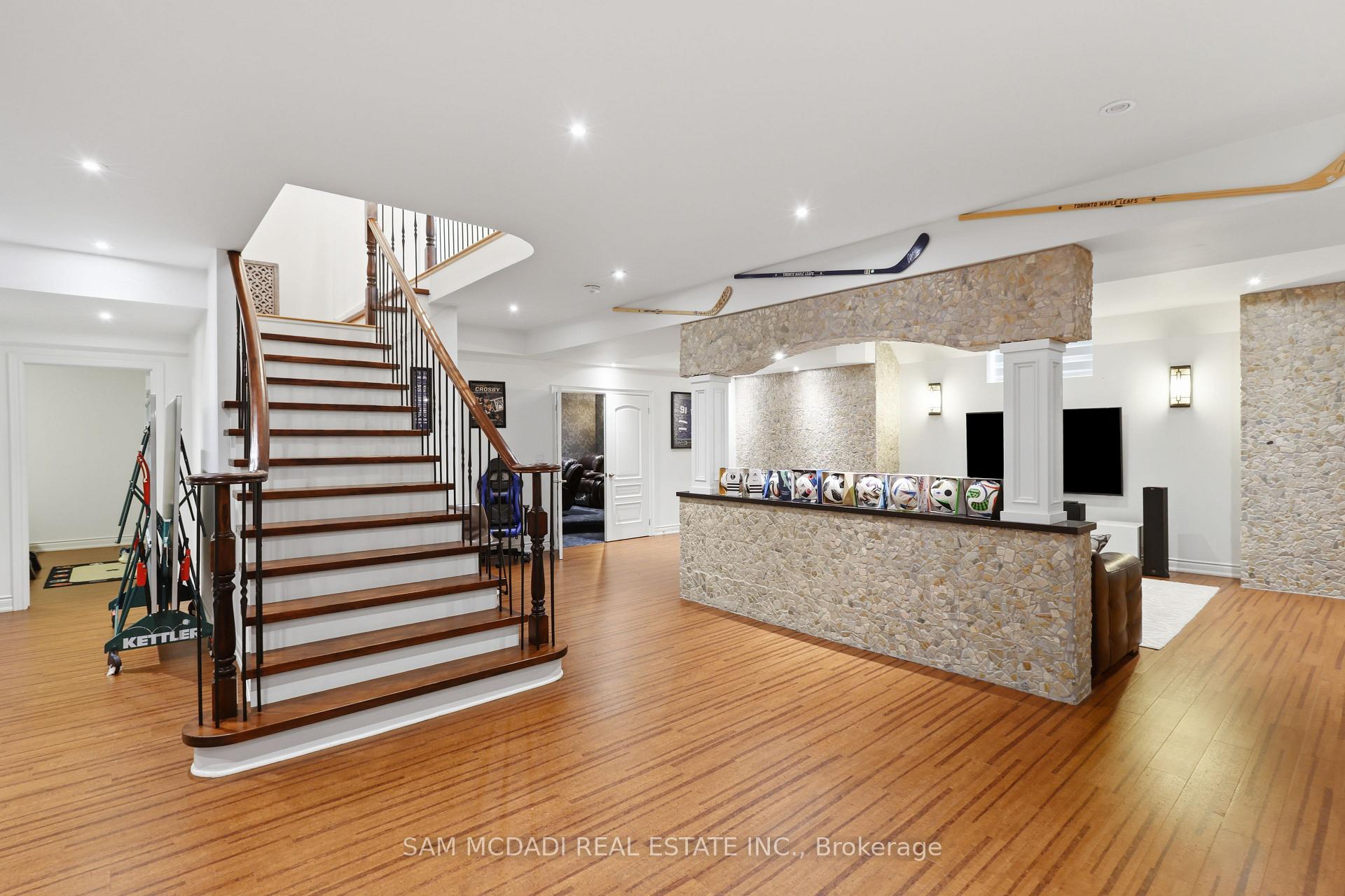 Photo 37 of 725 Queensway, Mississauga, Erindale — HOMEH