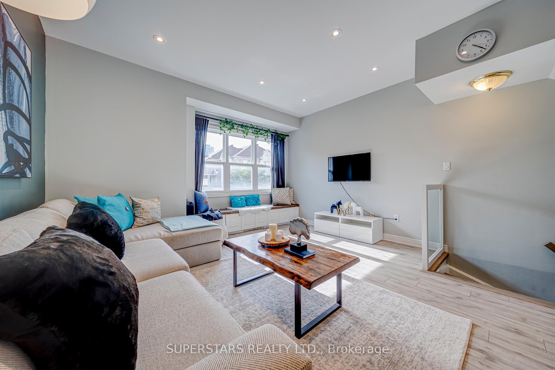 Photo 3 of 119 Pond Drive, Markham, Commerce Valley — HOMEH