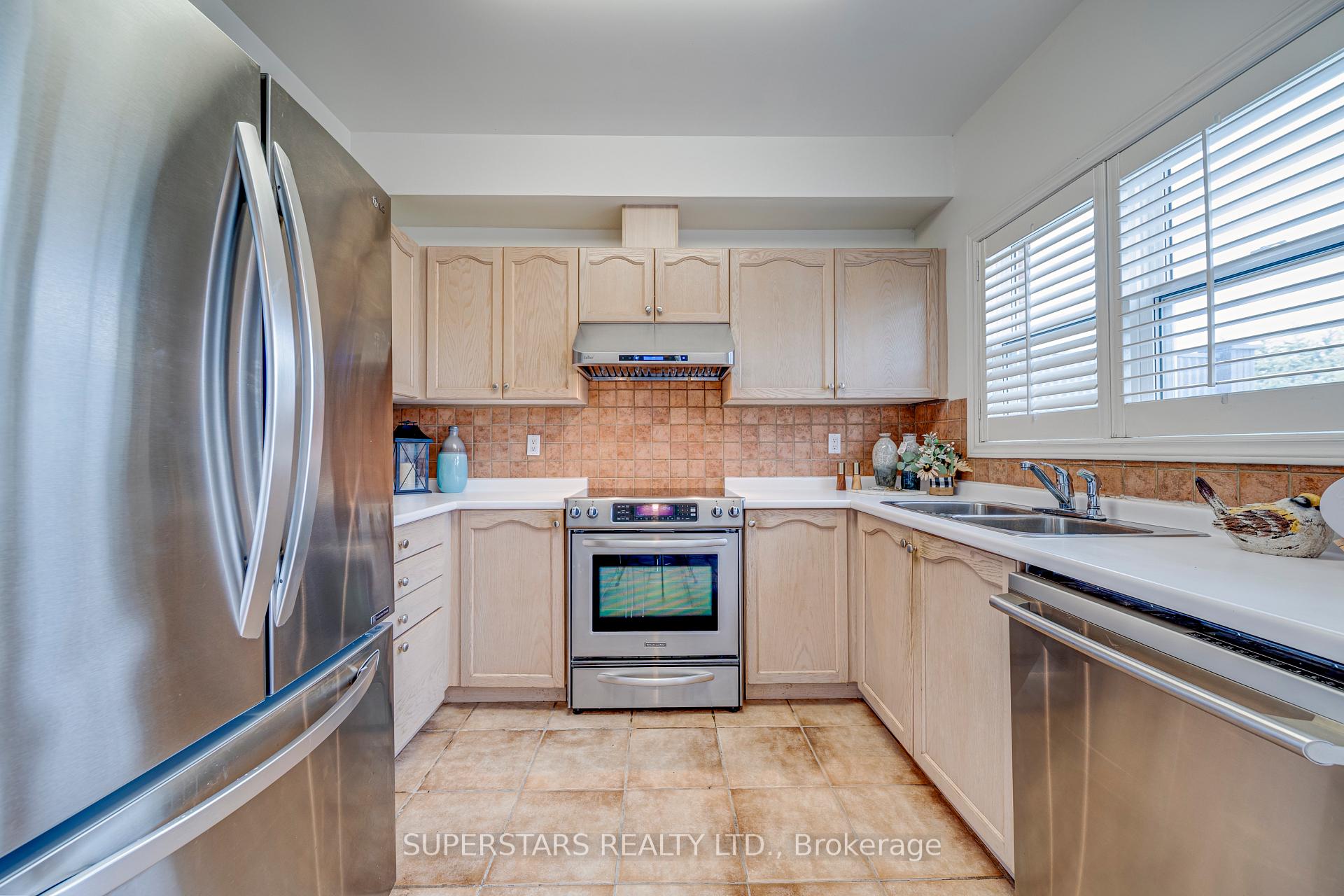 Photo 7 of 119 Pond Drive, Markham, Commerce Valley — HOMEH