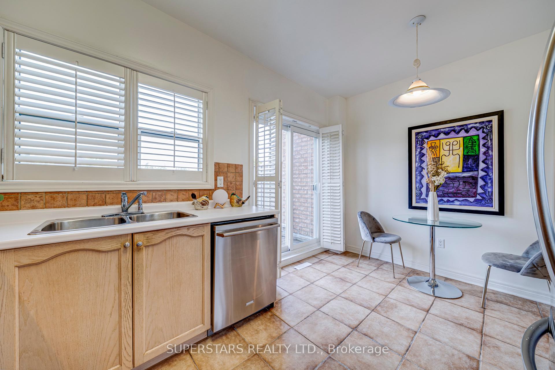Photo 8 of 119 Pond Drive, Markham, Commerce Valley — HOMEH
