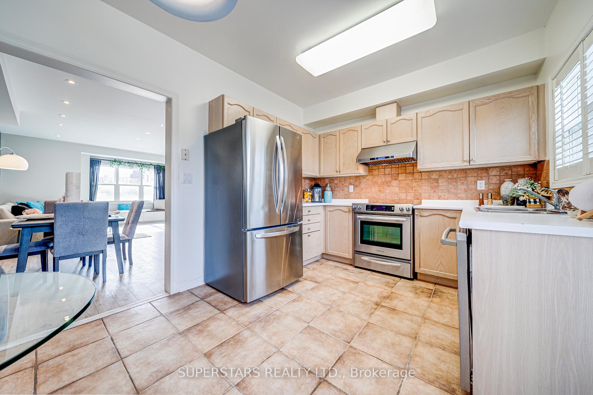 Photo 9 of 119 Pond Drive, Markham, Commerce Valley — HOMEH