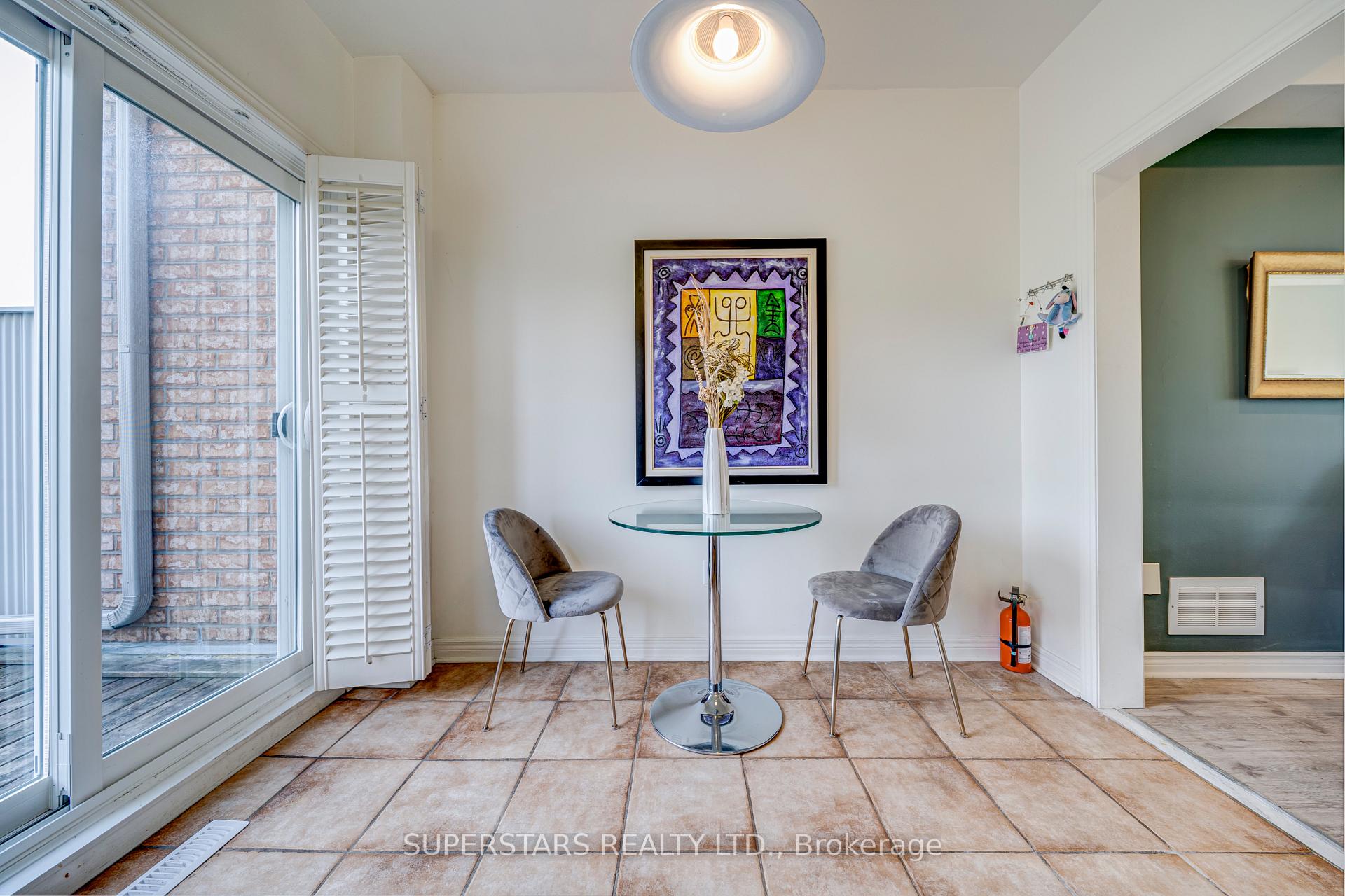 Photo 10 of 119 Pond Drive, Markham, Commerce Valley — HOMEH