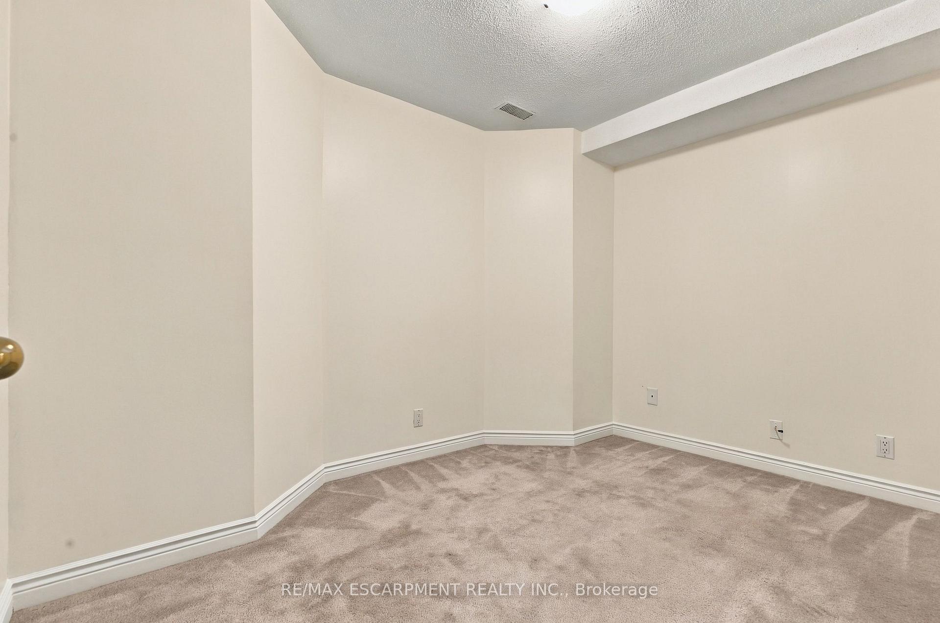 Photo 41 of 55 Darby Road, Guelph, Willow West/Sugarbush/West Acres — HOMEH