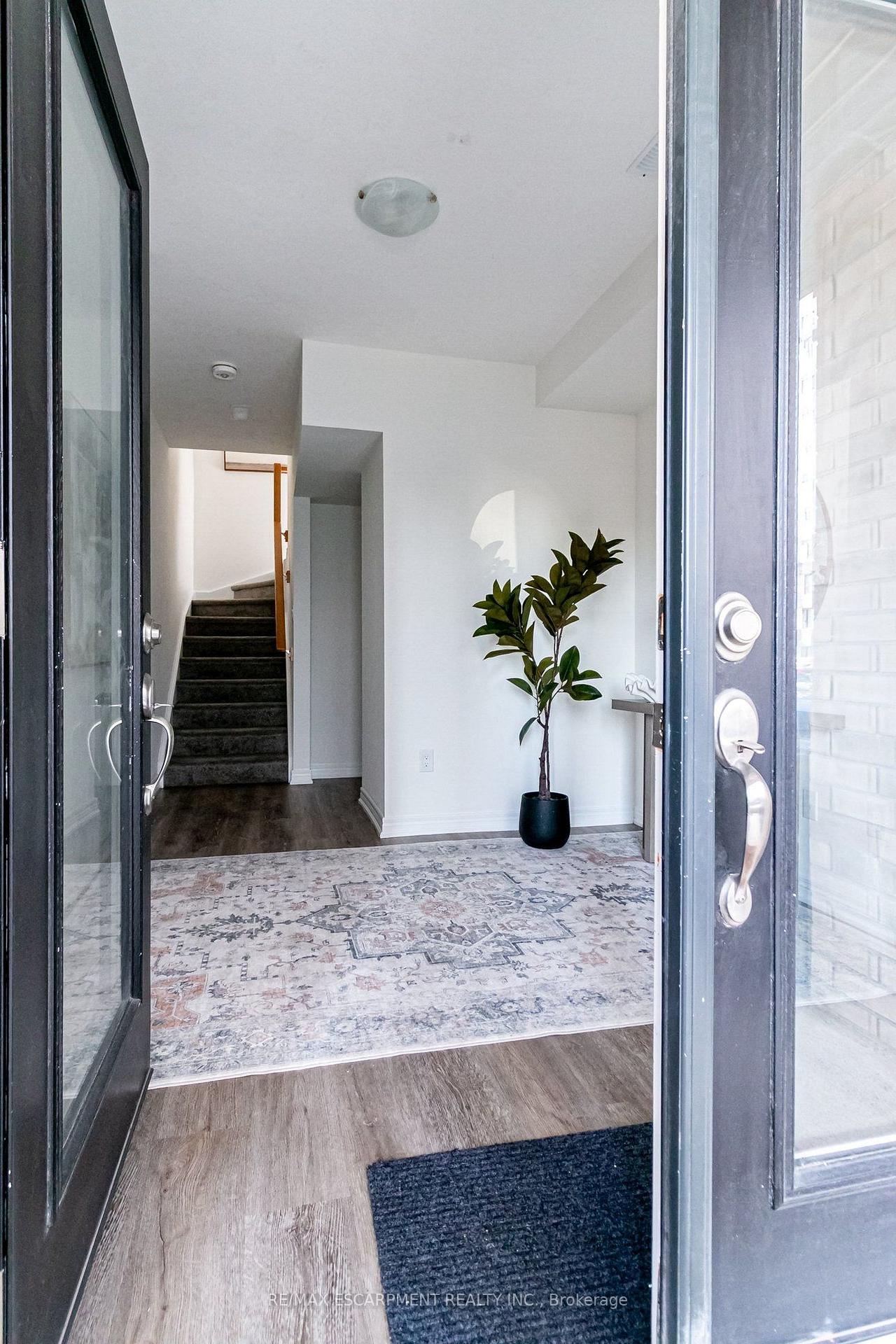 Photo 8 of 7 Roxanne Drive, Hamilton, McQuesten — HOMEH