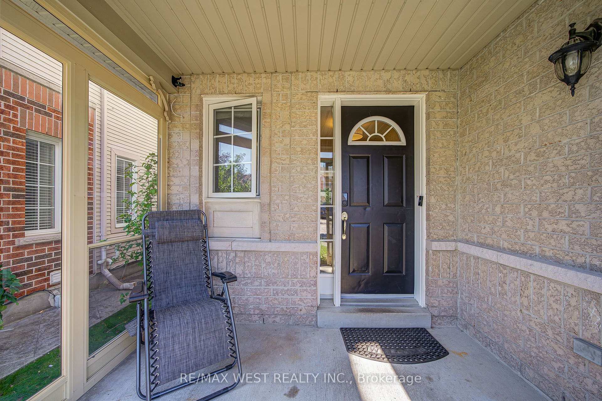 Photo 4 of 143 Allworth Crescent, Clarington, Bowmanville — HOMEH