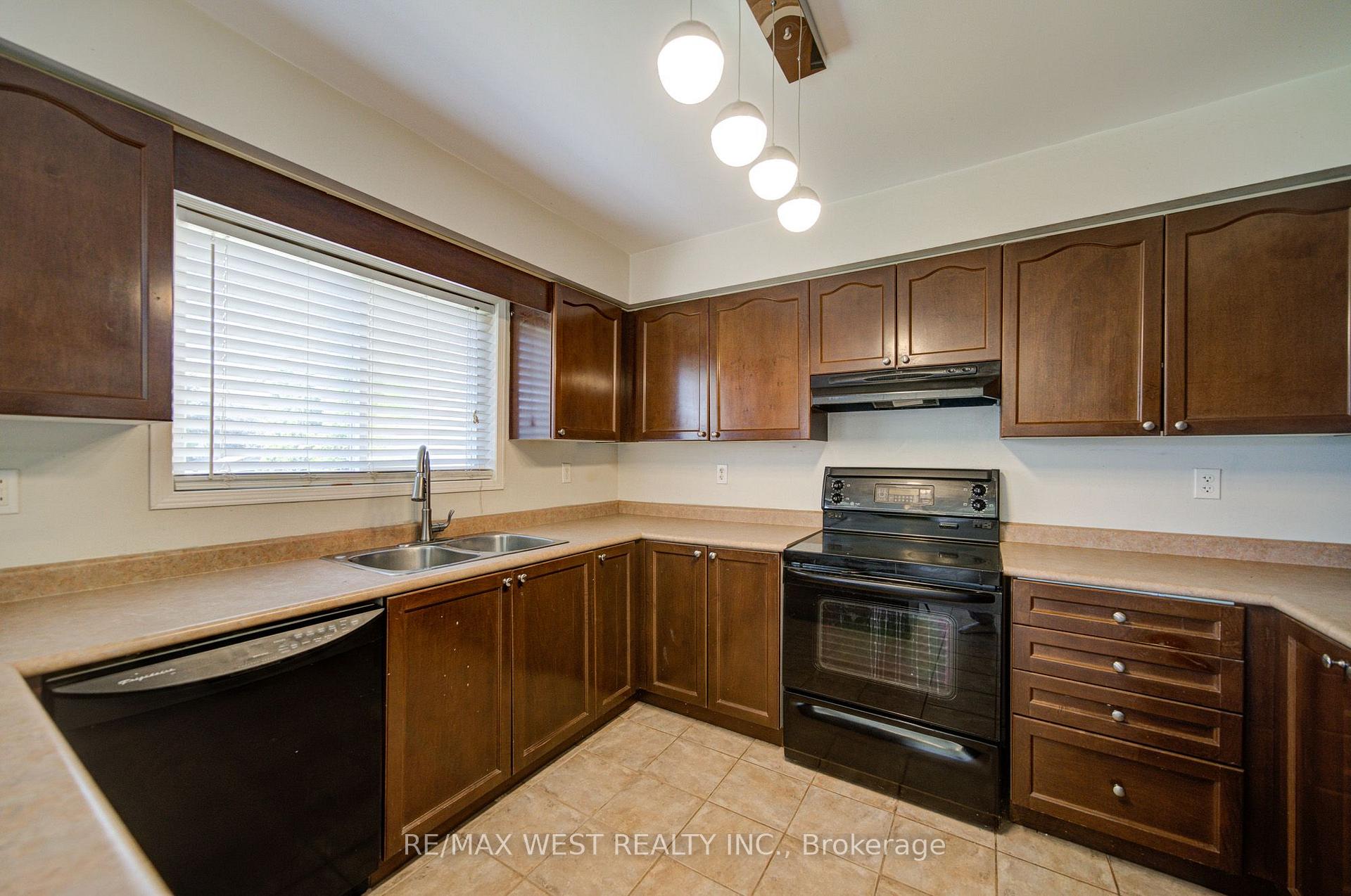 Photo 18 of 143 Allworth Crescent, Clarington, Bowmanville — HOMEH